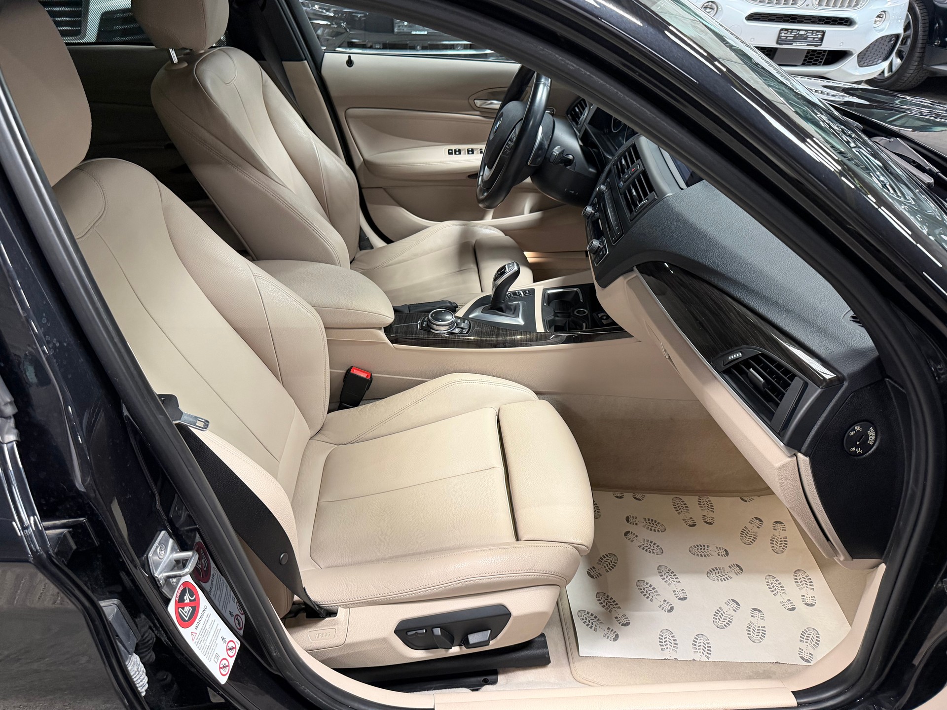 BMW M135i xDrive Steptronic-image-18