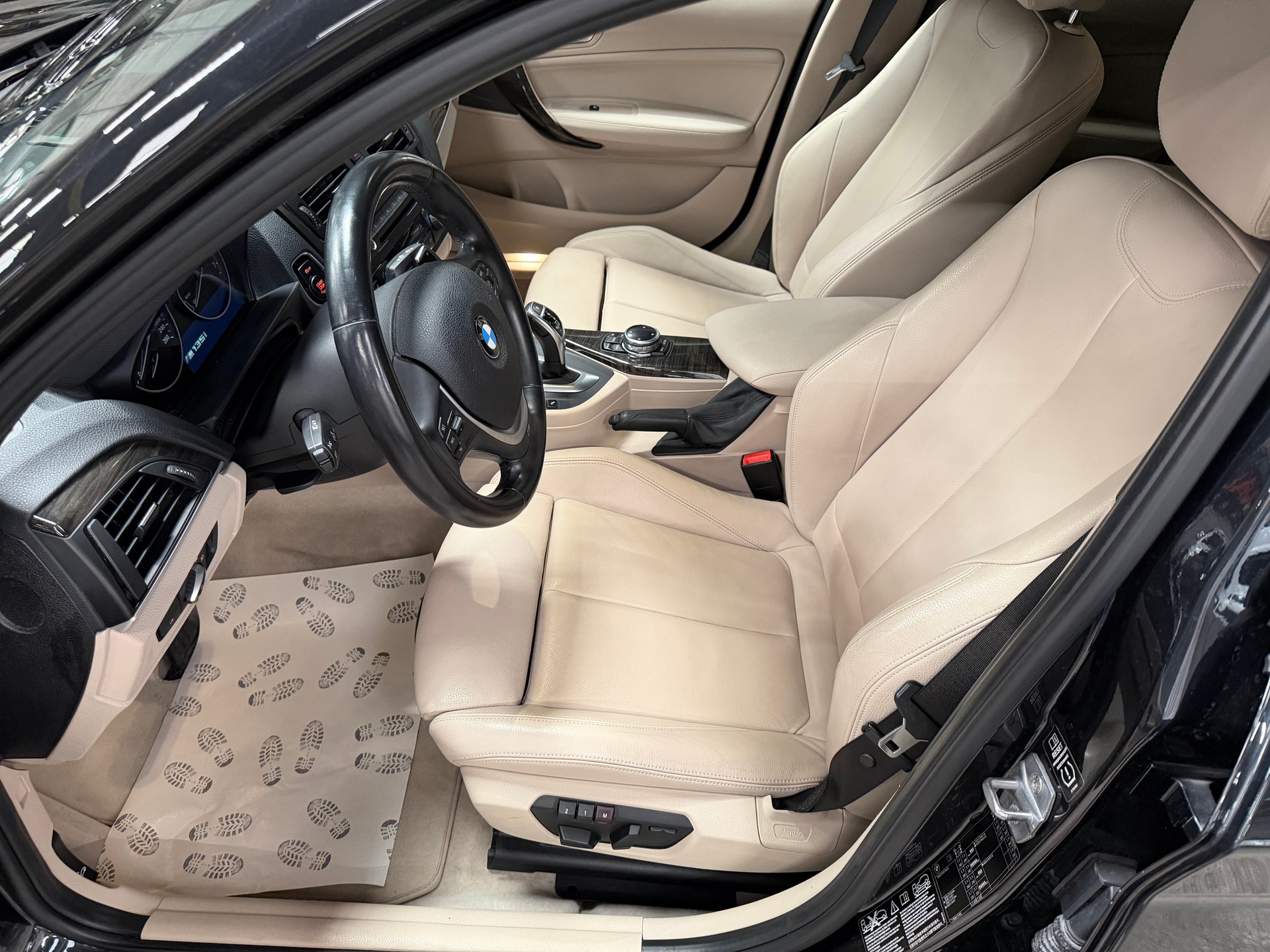 BMW M135i xDrive Steptronic-image-12