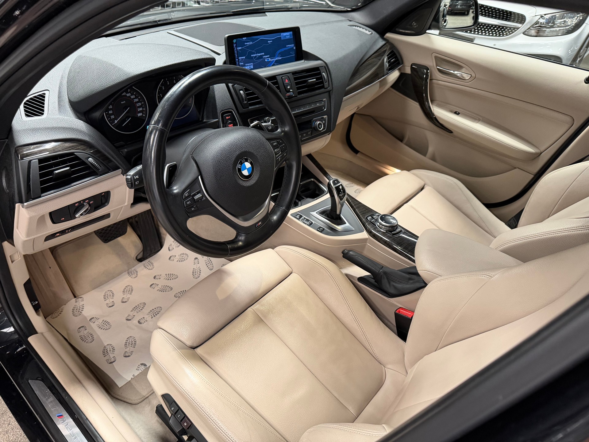 BMW M135i xDrive Steptronic-image-13
