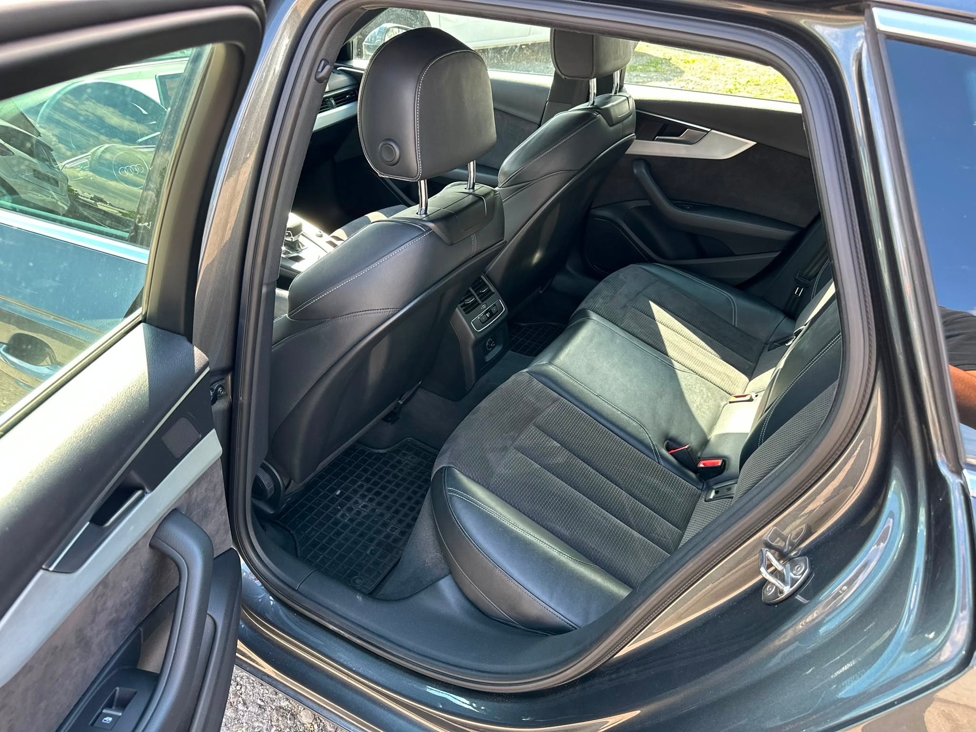 AUDI A4 Avant 2.0 TDI Sport quattro S-tronic-image-4