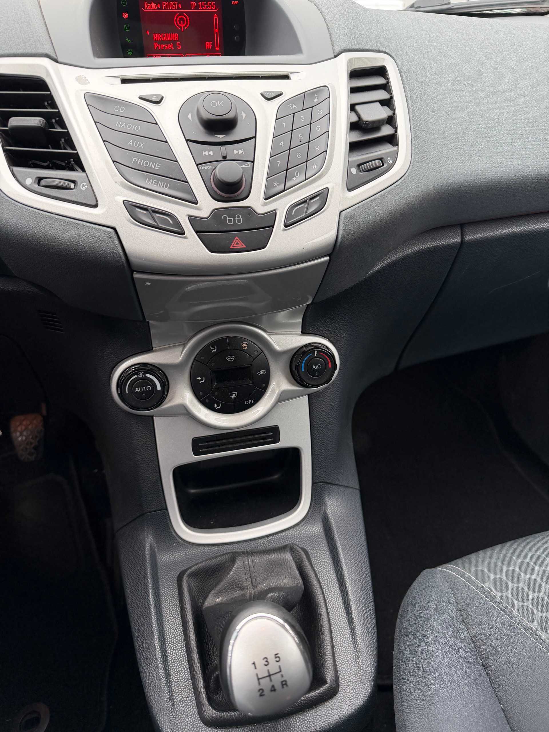 FORD Fiesta 1.4 16V Titanium-image-5