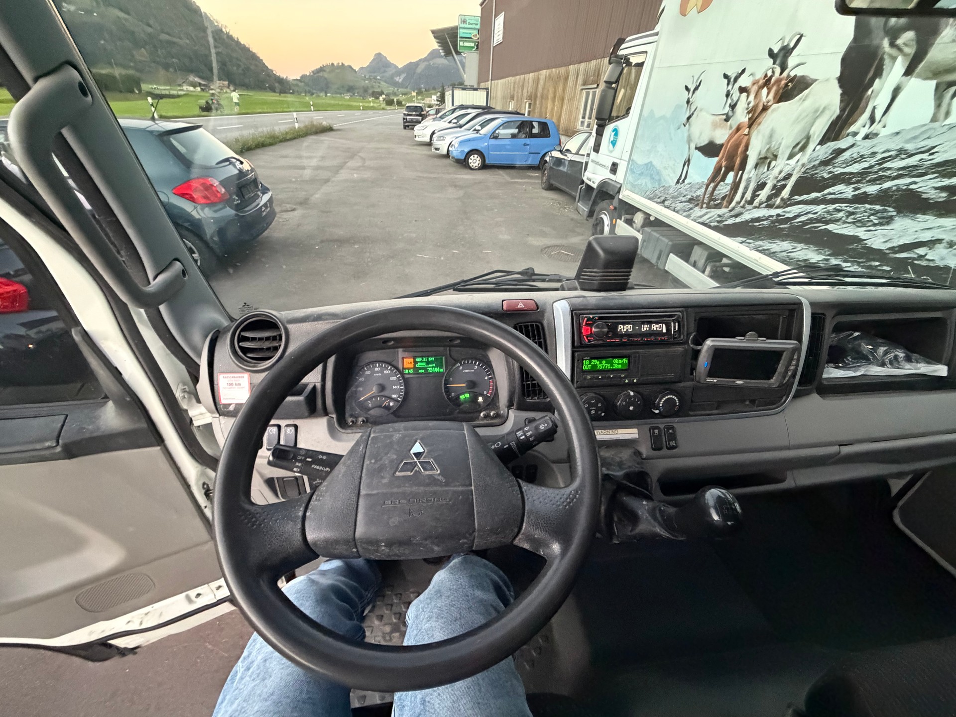 MITSUBISHI FUSO Canter 7C15-image-9
