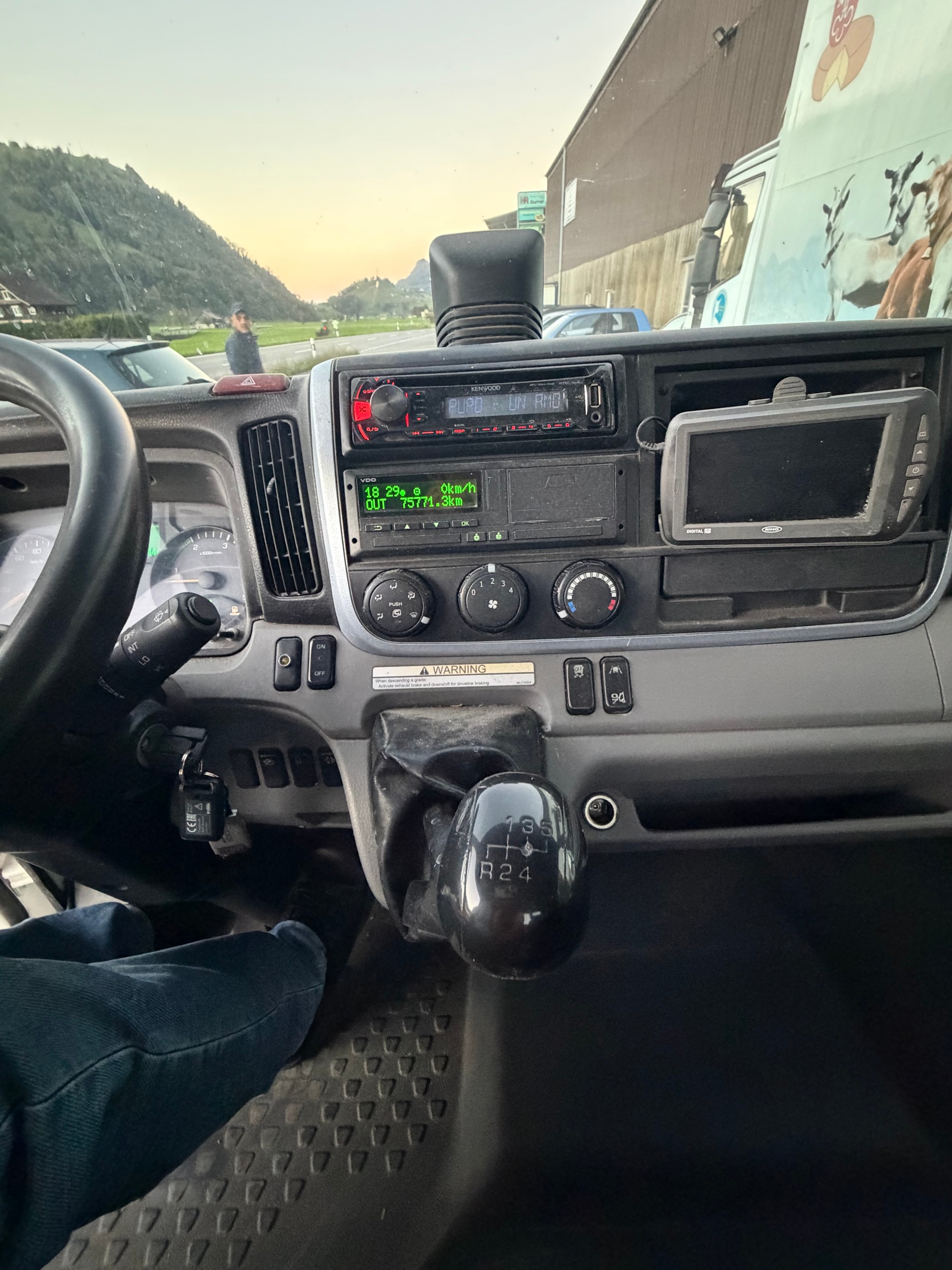 MITSUBISHI FUSO Canter 7C15-image-10