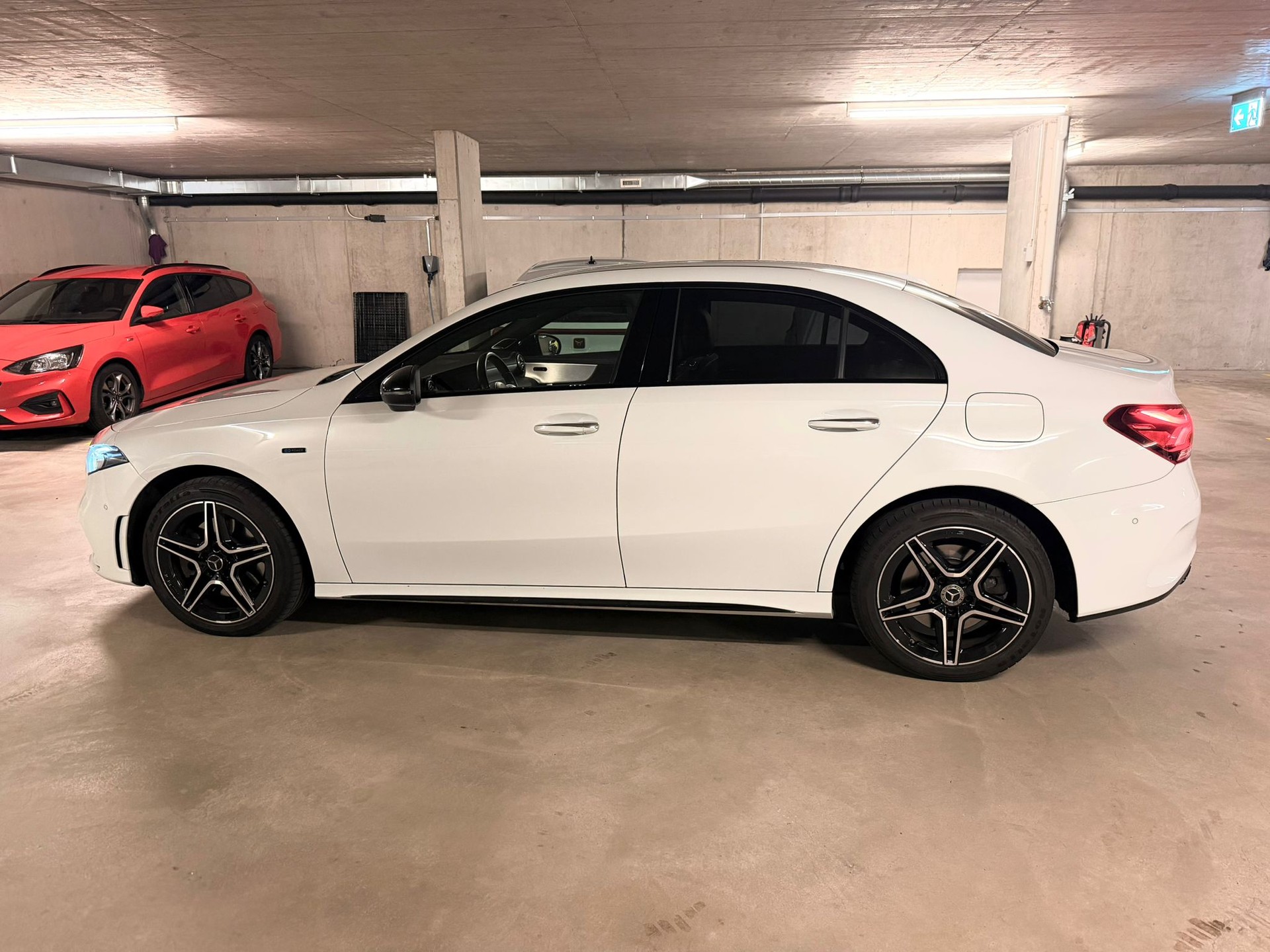 MERCEDES-BENZ A 250 e AMG Line-image-1