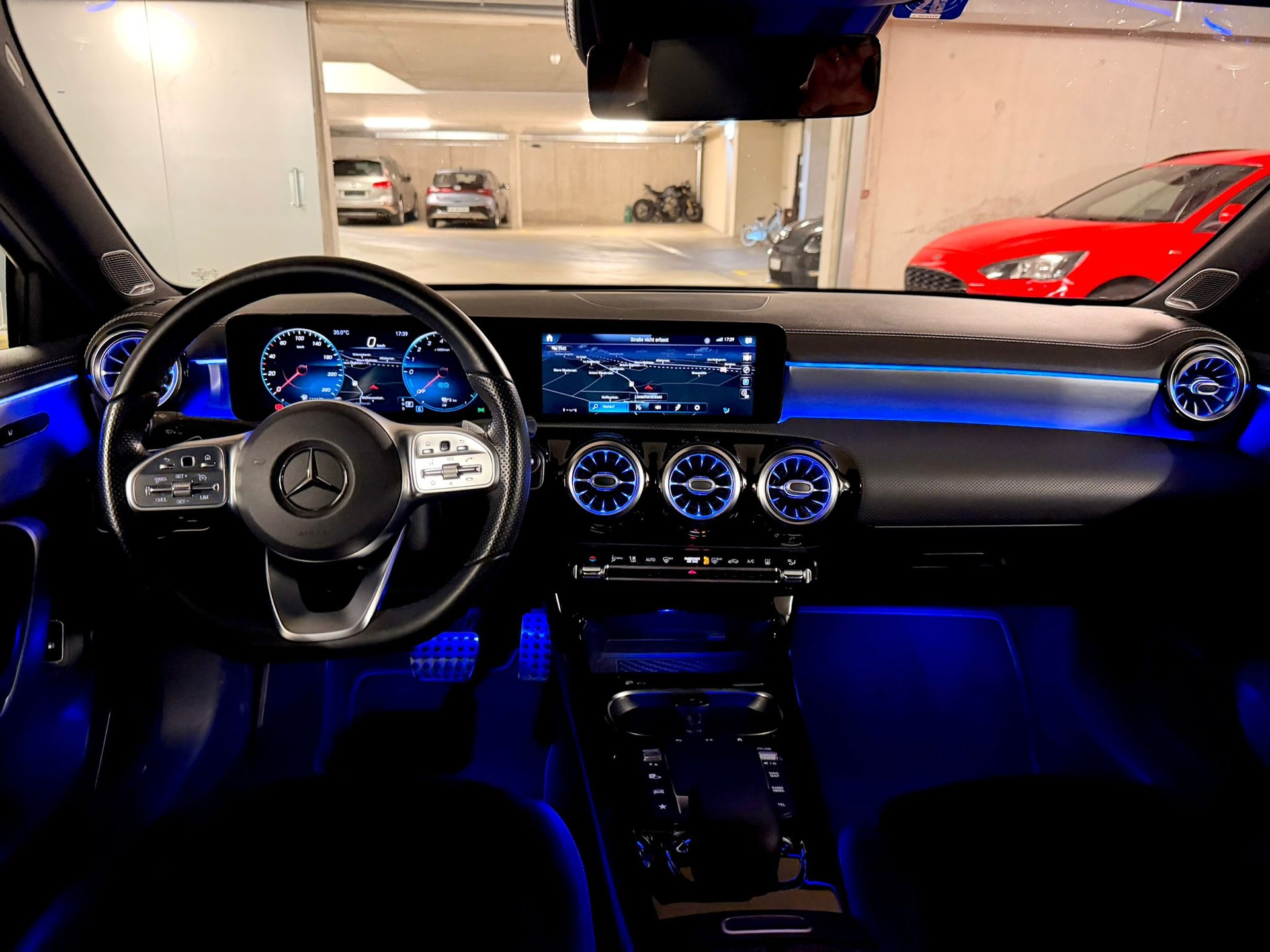 MERCEDES-BENZ A 250 e AMG Line-image-5