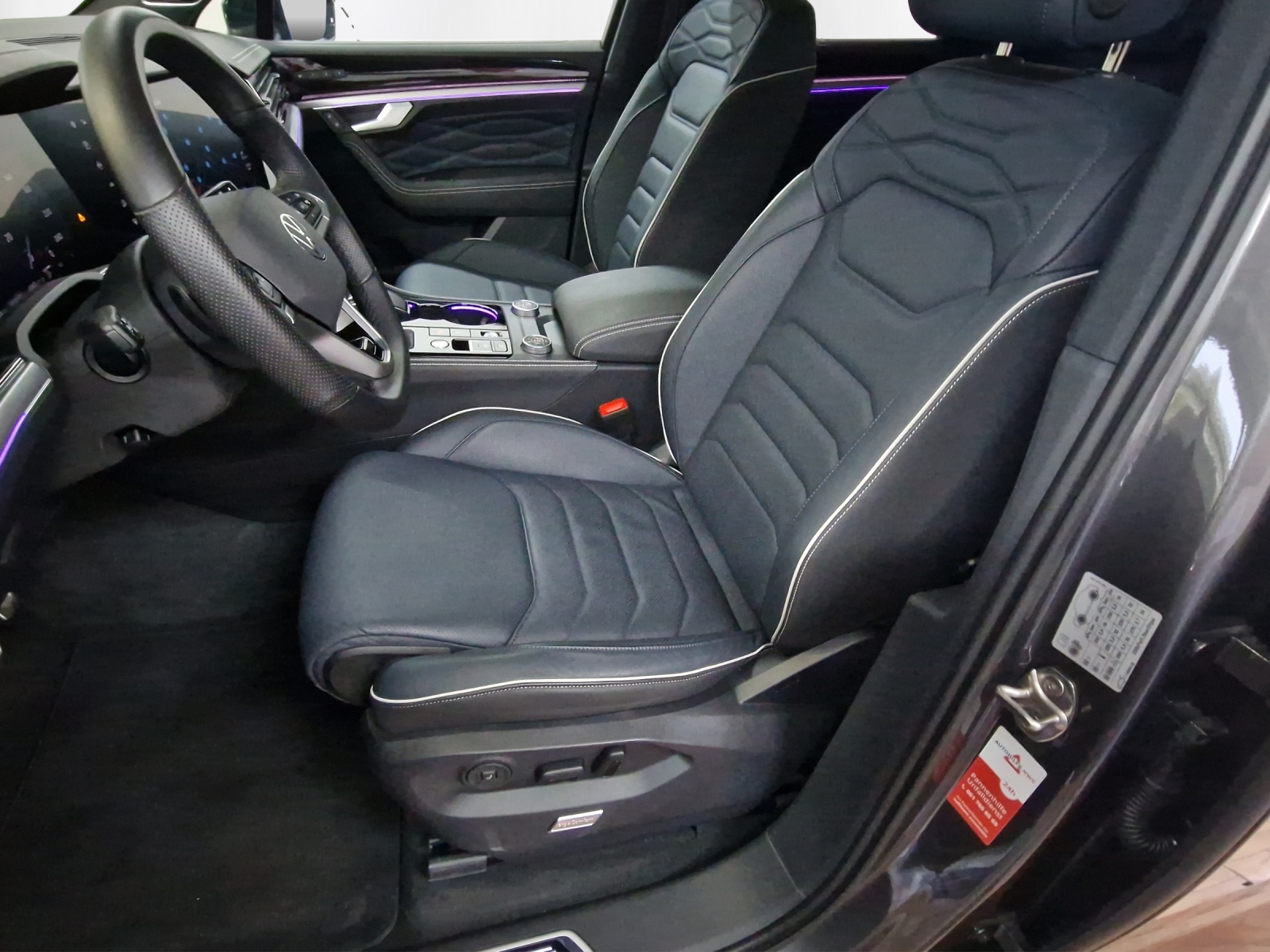 VW Touareg 3.0 TDI R-Line Tiptronic-image-9