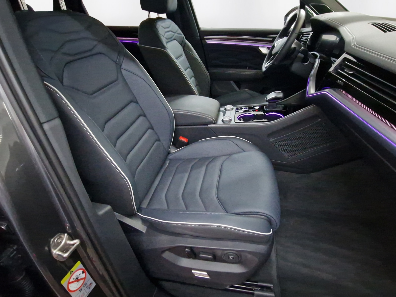 VW Touareg 3.0 TDI R-Line Tiptronic-image-13