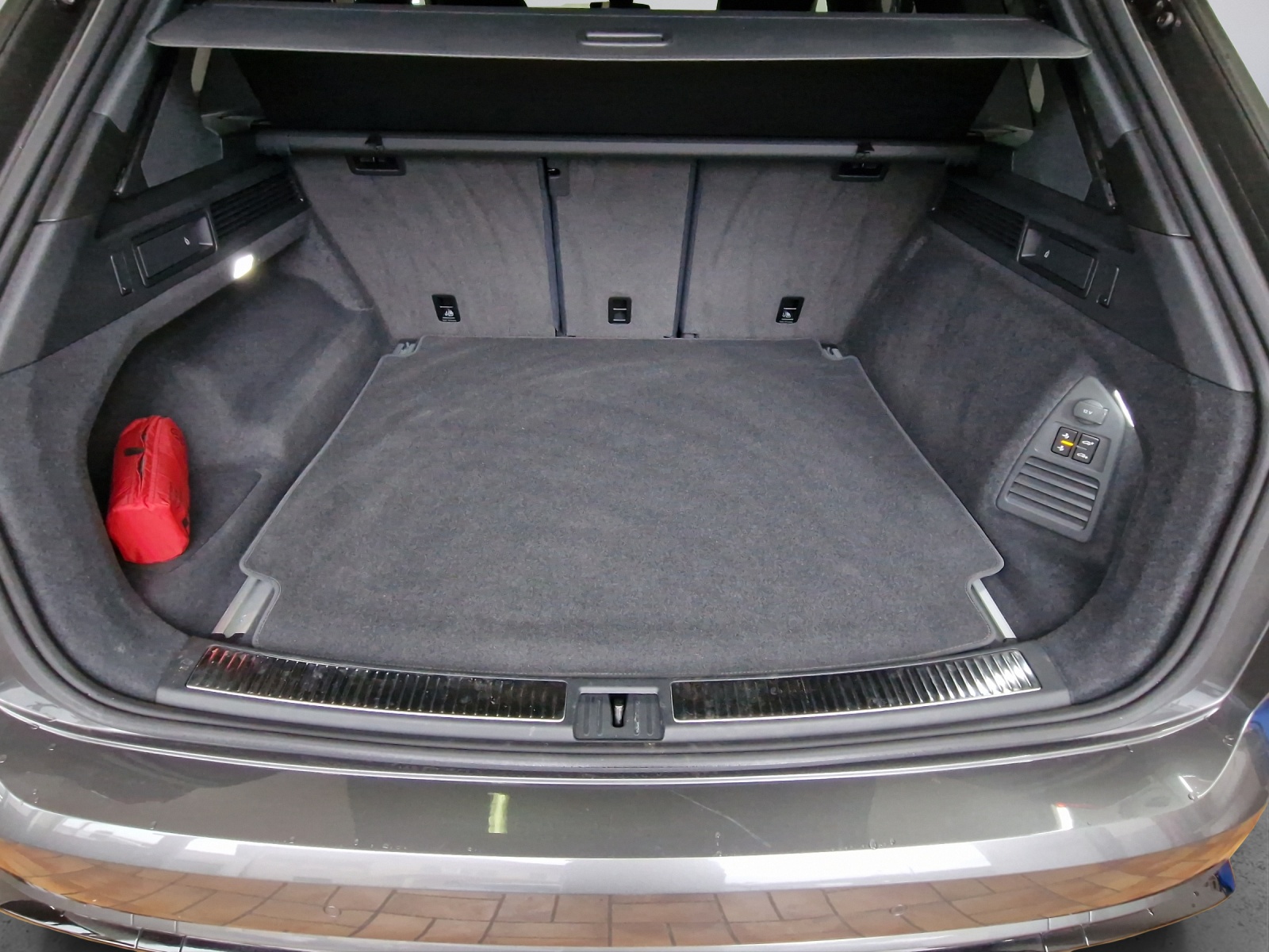 VW Touareg 3.0 TDI R-Line Tiptronic-image-11
