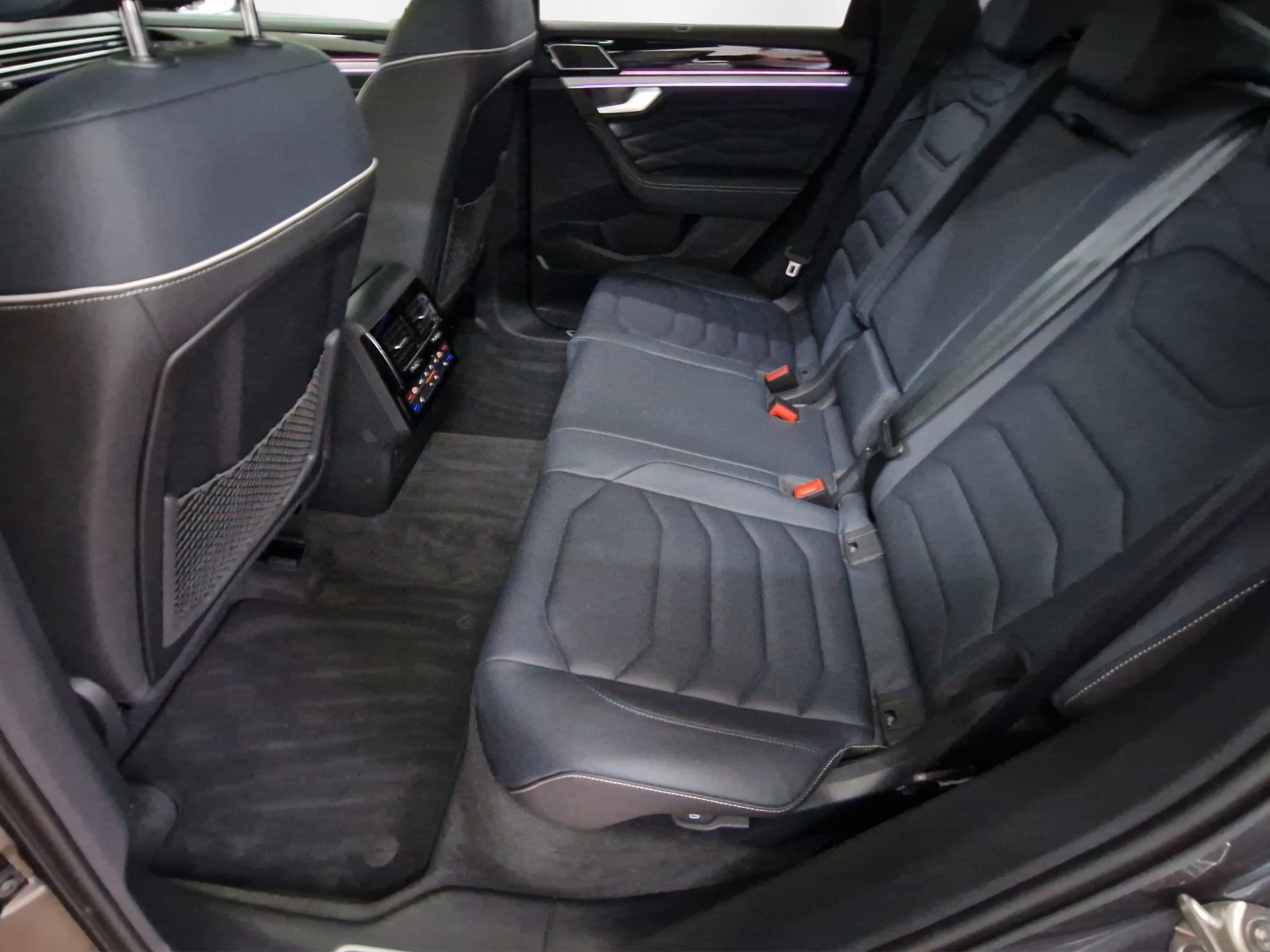 VW Touareg 3.0 TDI R-Line Tiptronic-image-10