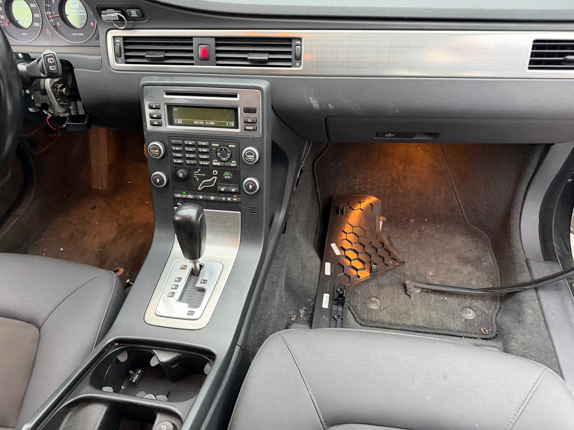 VOLVO V70 2.5T Momentum Geartronic-image-9