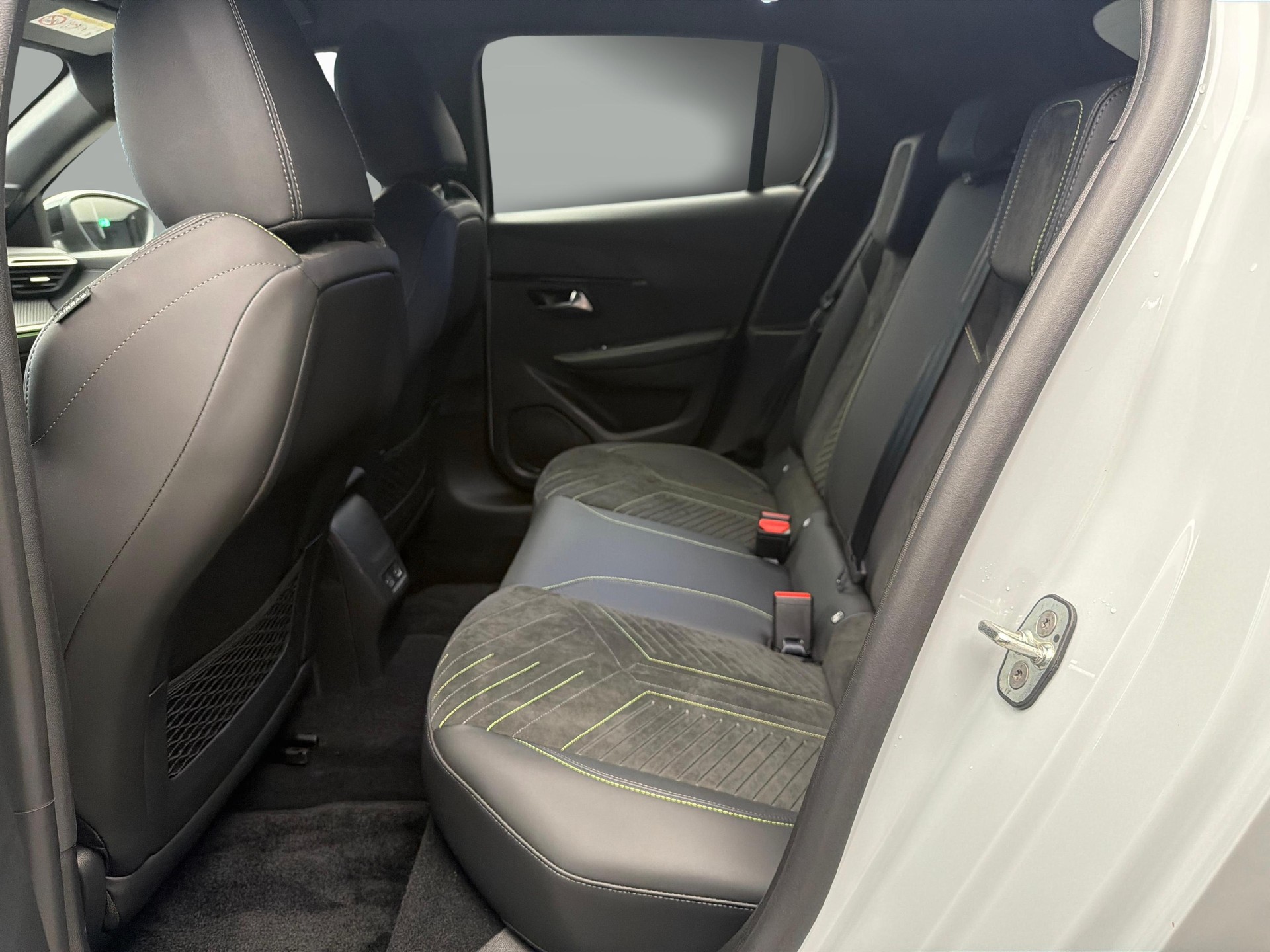 PEUGEOT 208 1.2 Hybrid 145 GT-image-10