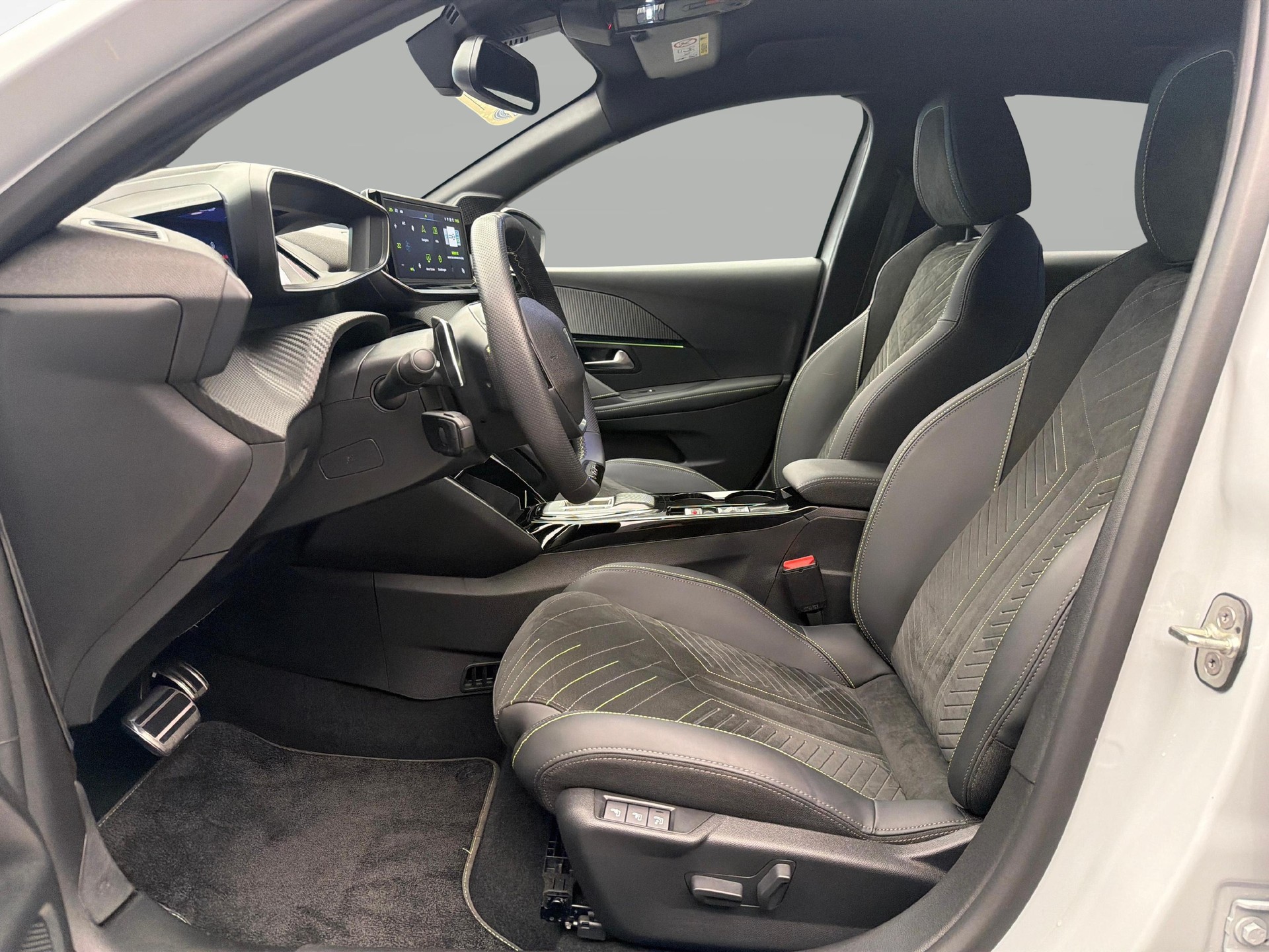 PEUGEOT 208 1.2 Hybrid 145 GT-image-9