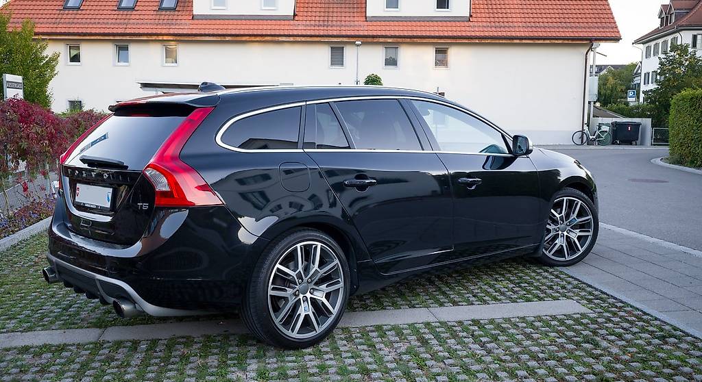 VOLVO V60 T5 R-Design-image-2