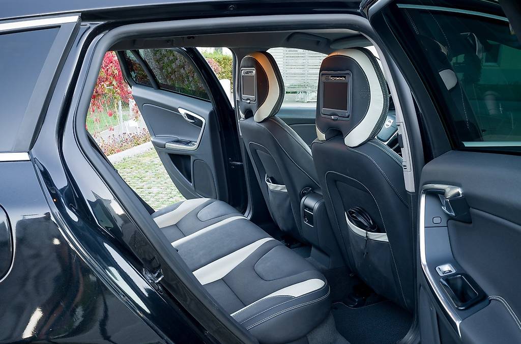 VOLVO V60 T5 R-Design-image-3