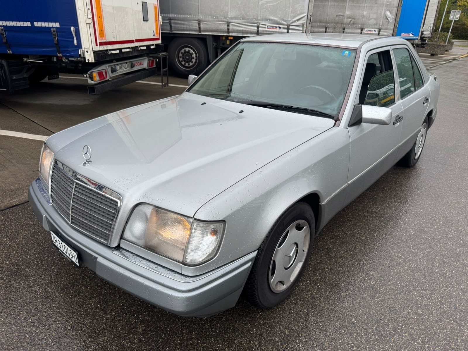 MERCEDES-BENZ E 220 Automat Limousine-image-0