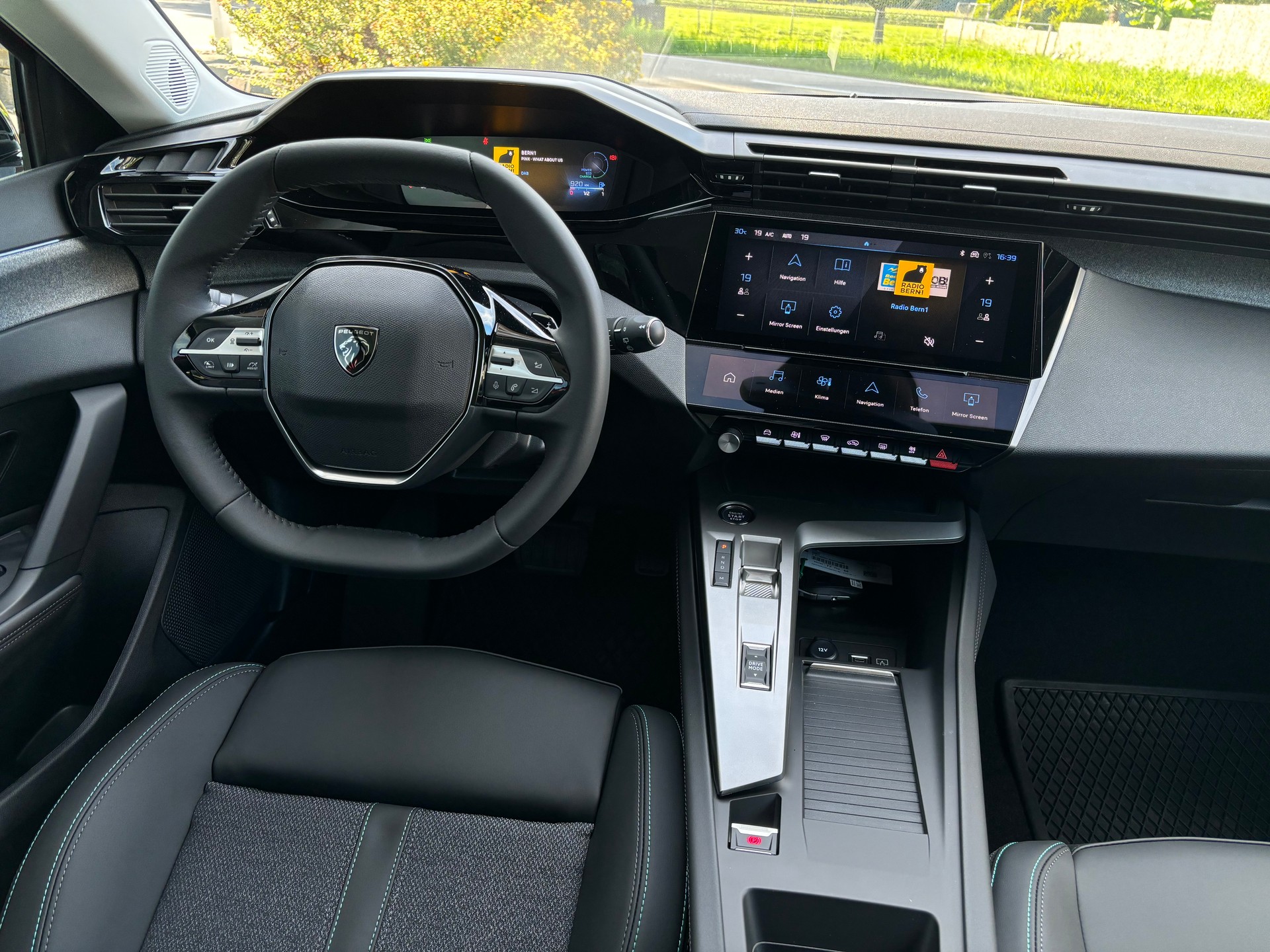 PEUGEOT 308 1.2 Allure 136 Hybrid-image-9