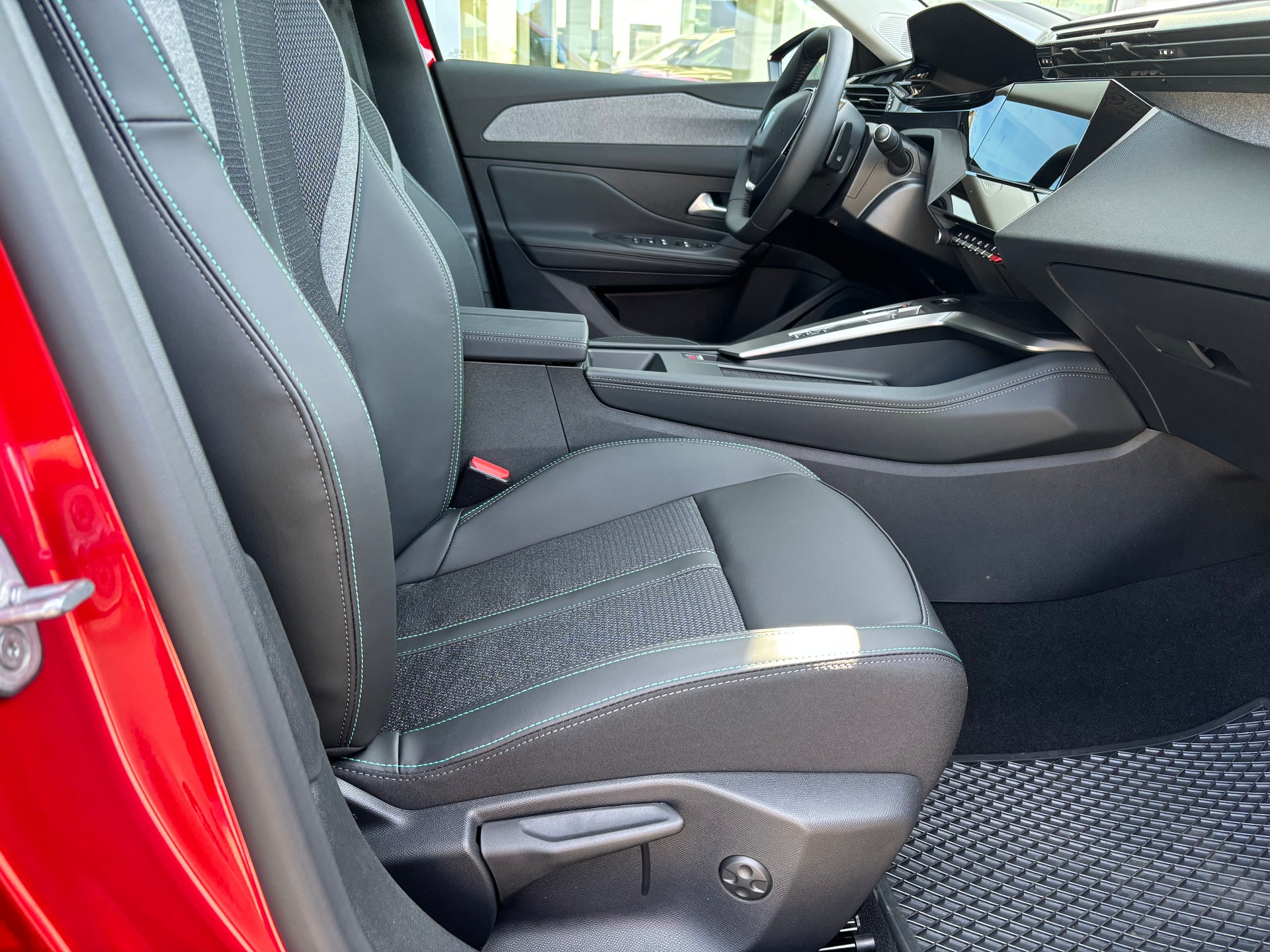 PEUGEOT 308 1.2 Allure 136 Hybrid-image-7