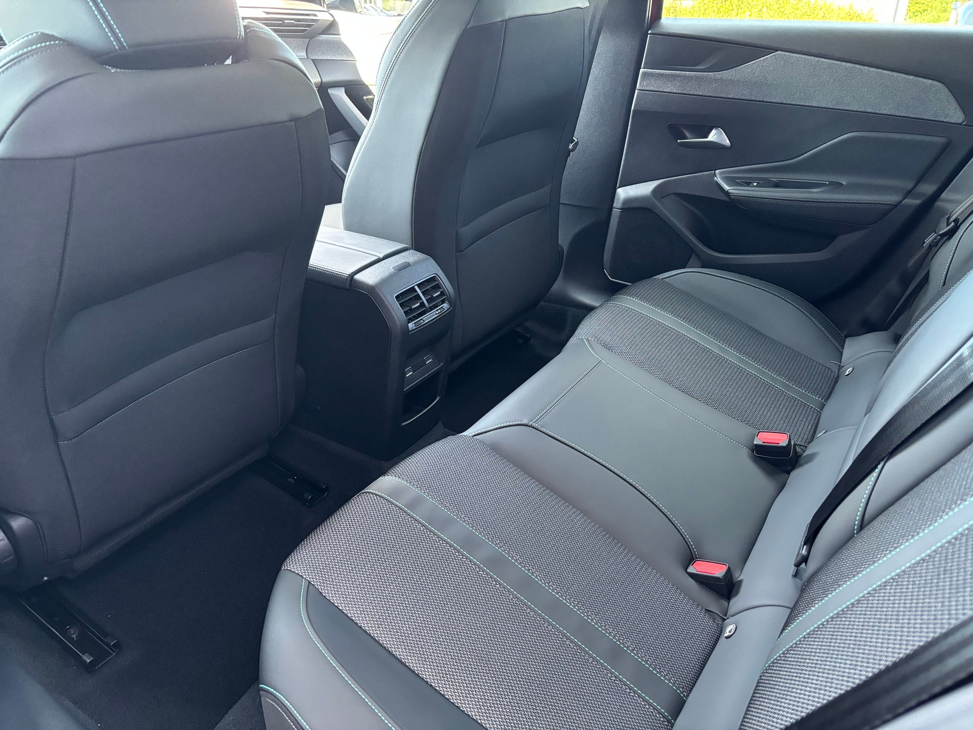 PEUGEOT 308 1.2 Allure 136 Hybrid-image-8