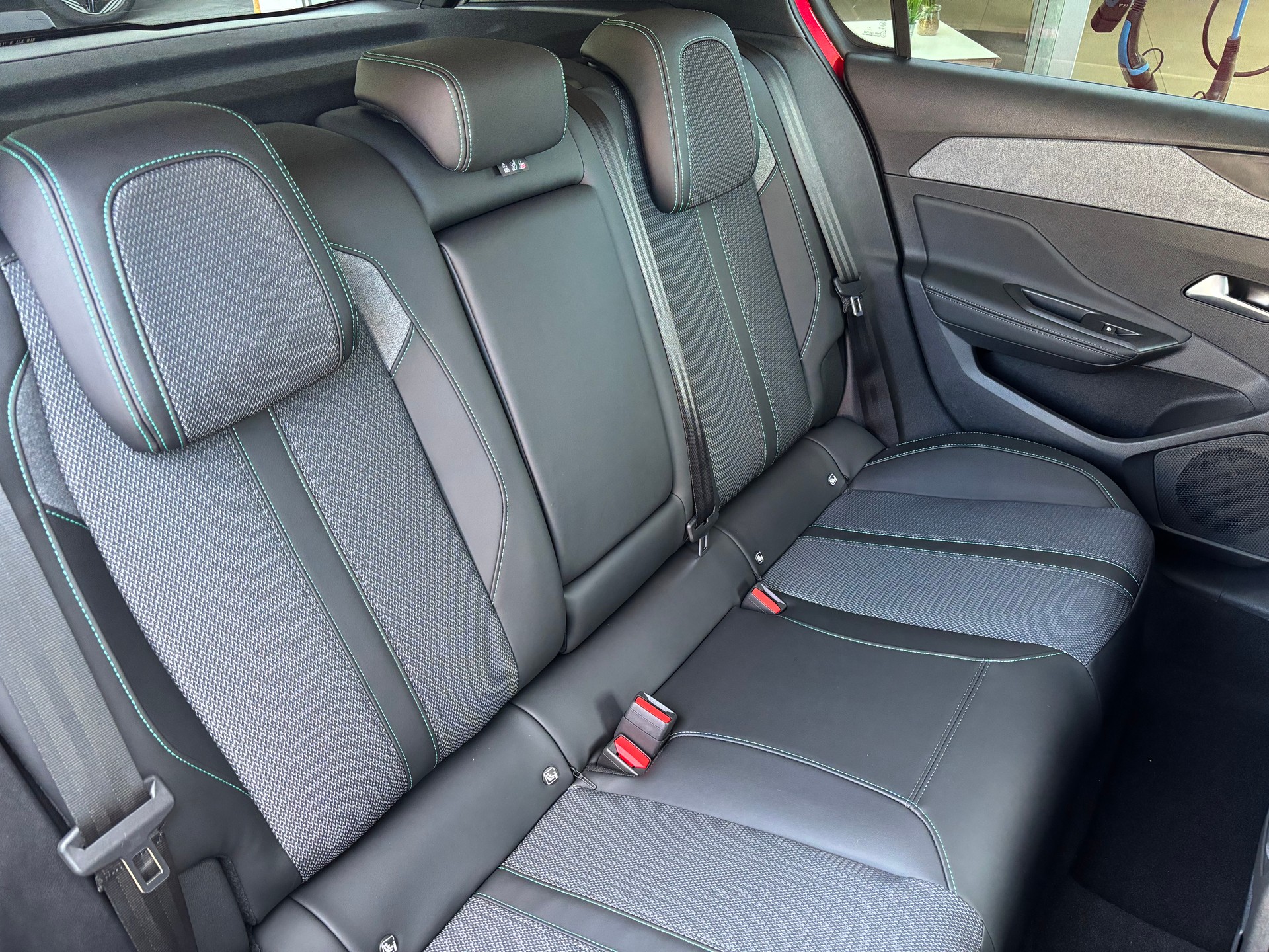 PEUGEOT 308 1.2 Allure 136 Hybrid-image-6