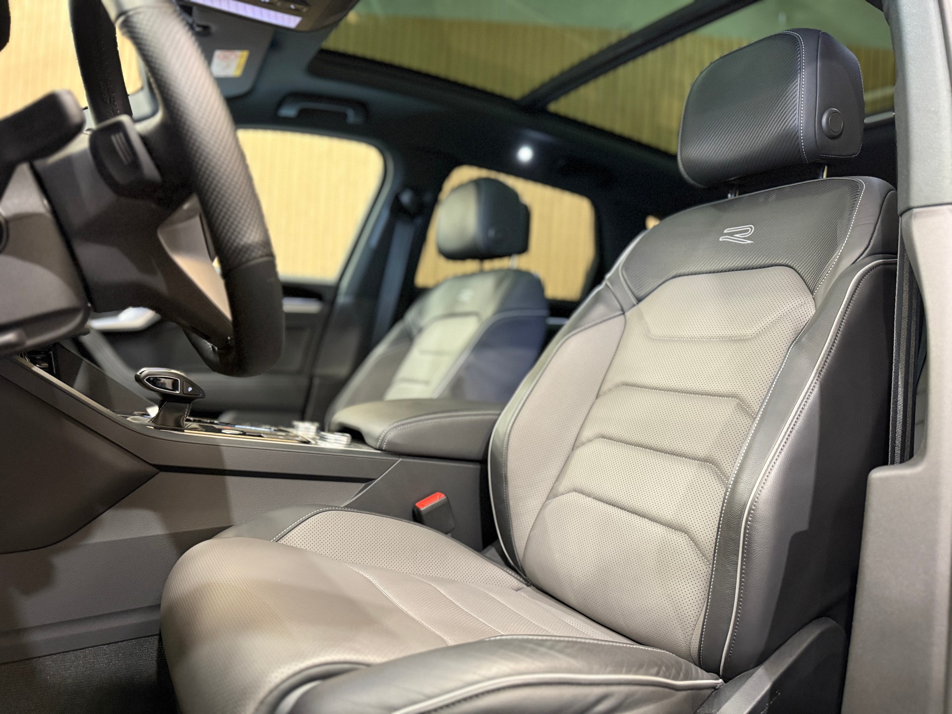 VW Touareg 3.0 TDI R Line Tiptronic-image-7