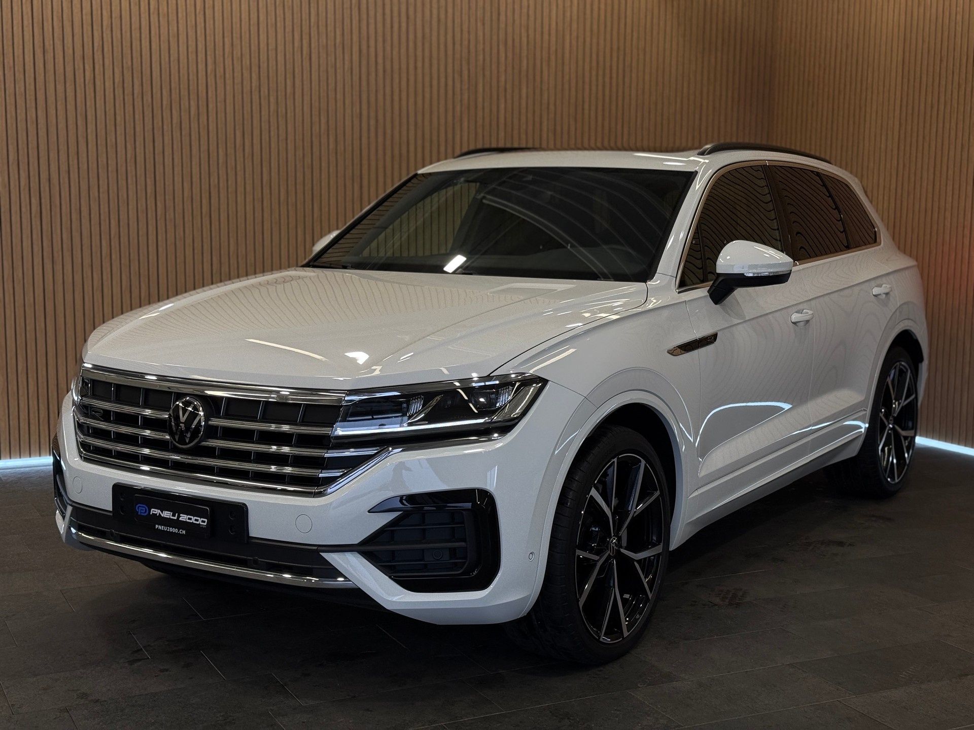 VW Touareg 3.0 TDI R Line Tiptronic-image-0
