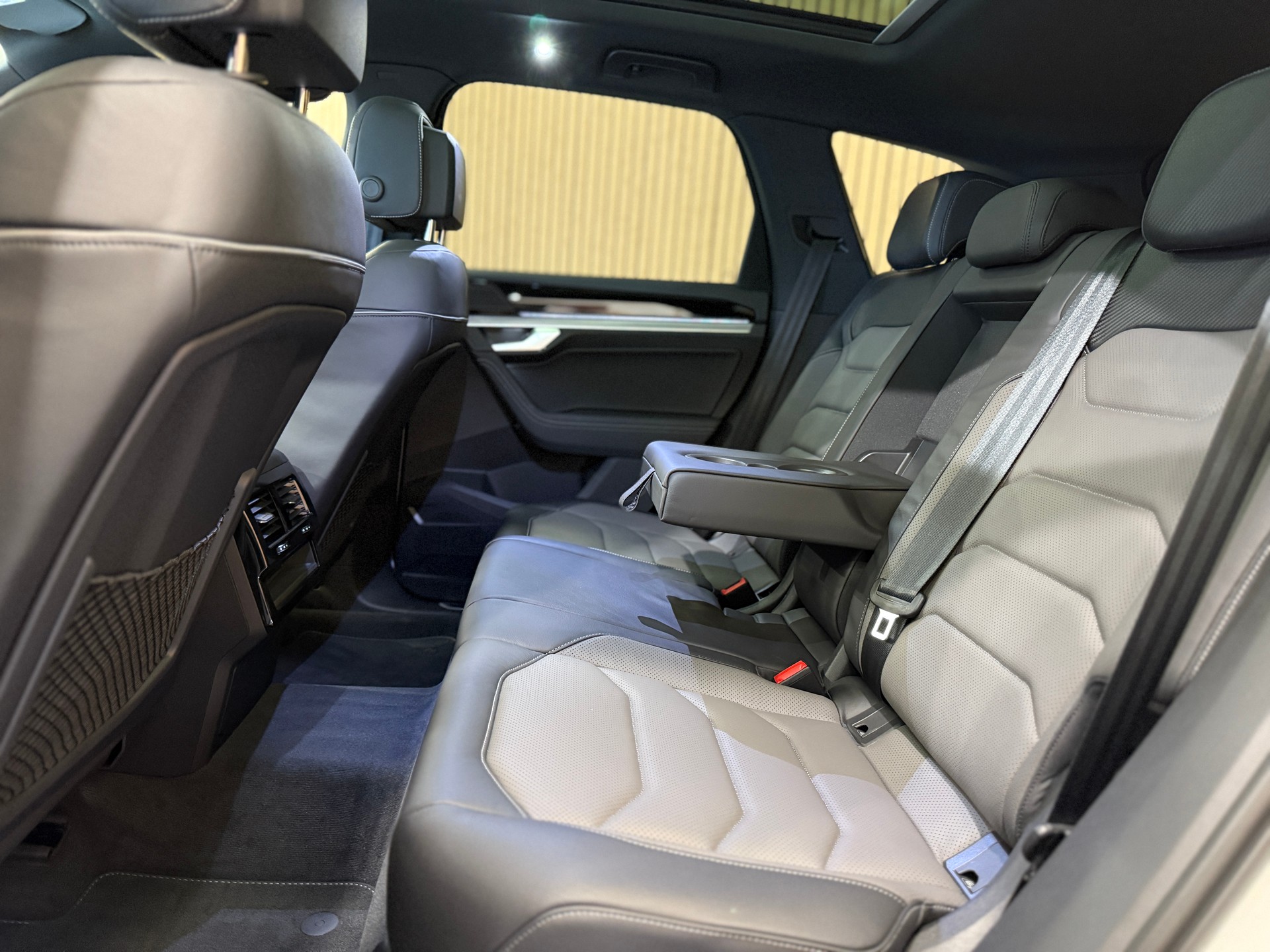 VW Touareg 3.0 TDI R Line Tiptronic-image-8