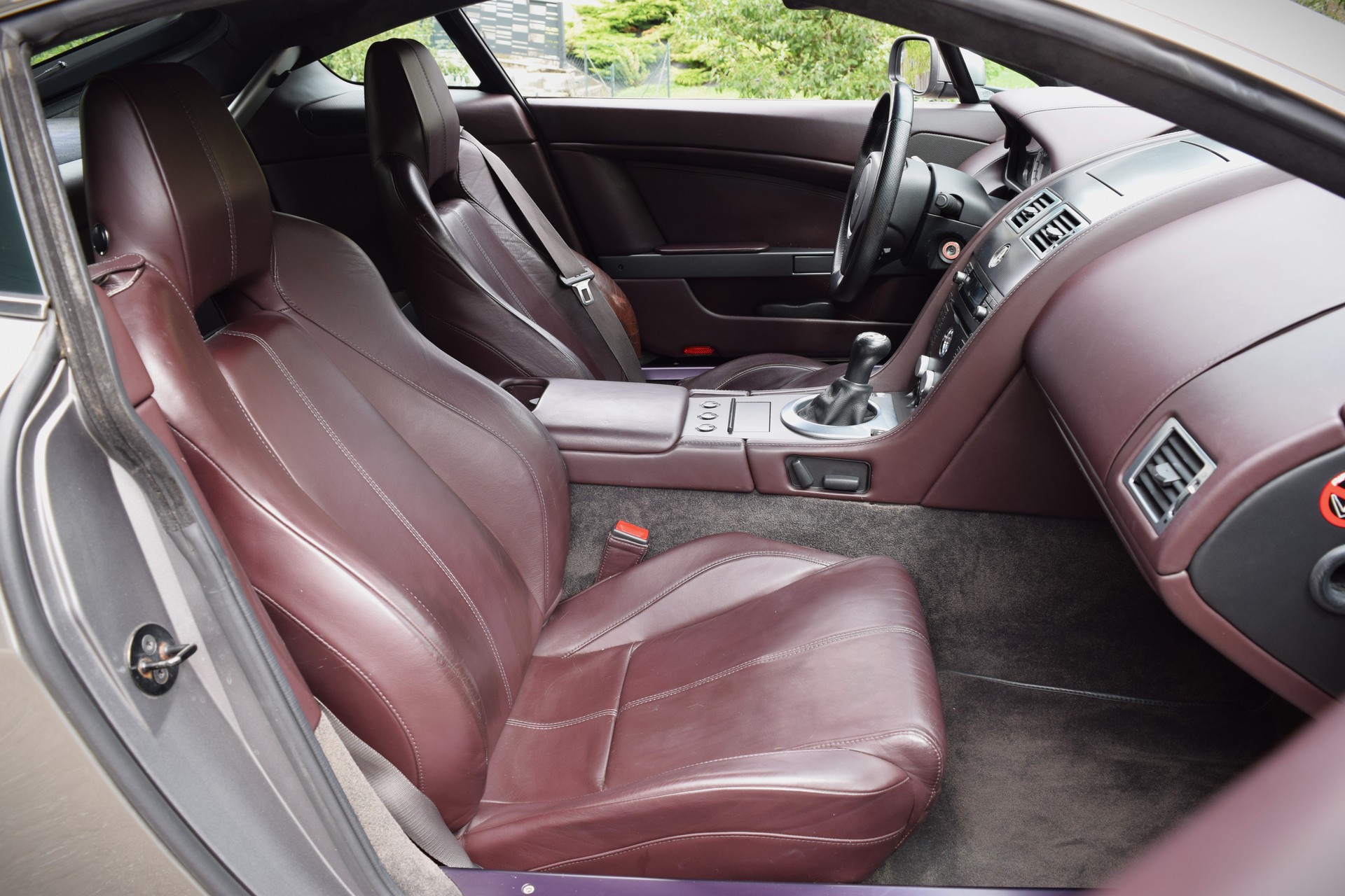 ASTON MARTIN V8 Vantage 4.3-image-13