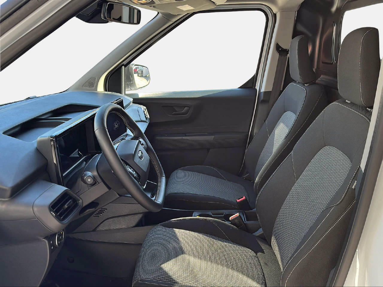 FORD E-Transit Courier Van Trend-image-13