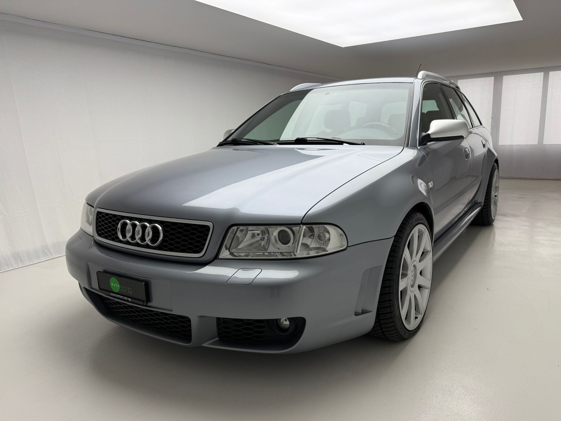AUDI RS4 Avant quattro-showroom-element-1