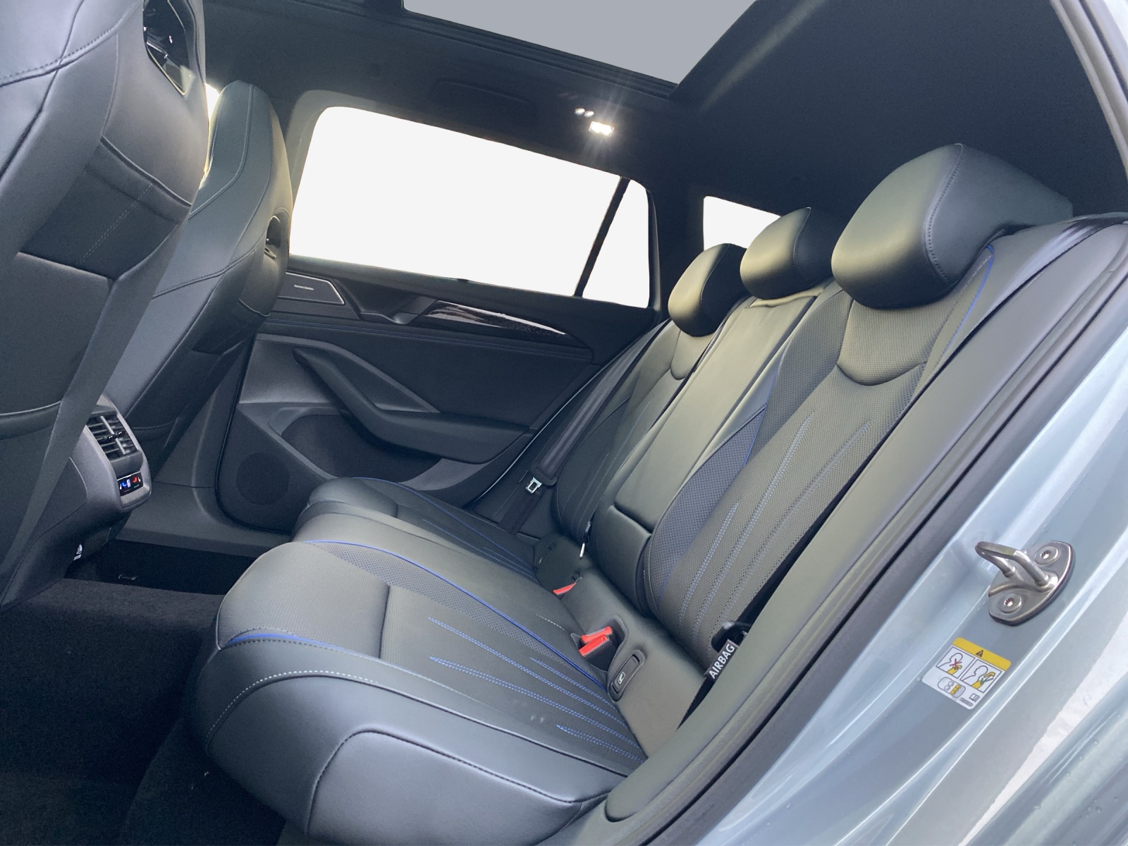 VW Passat Variant 2.0 TDI evo R-Line 4 Motion DSG-image-11