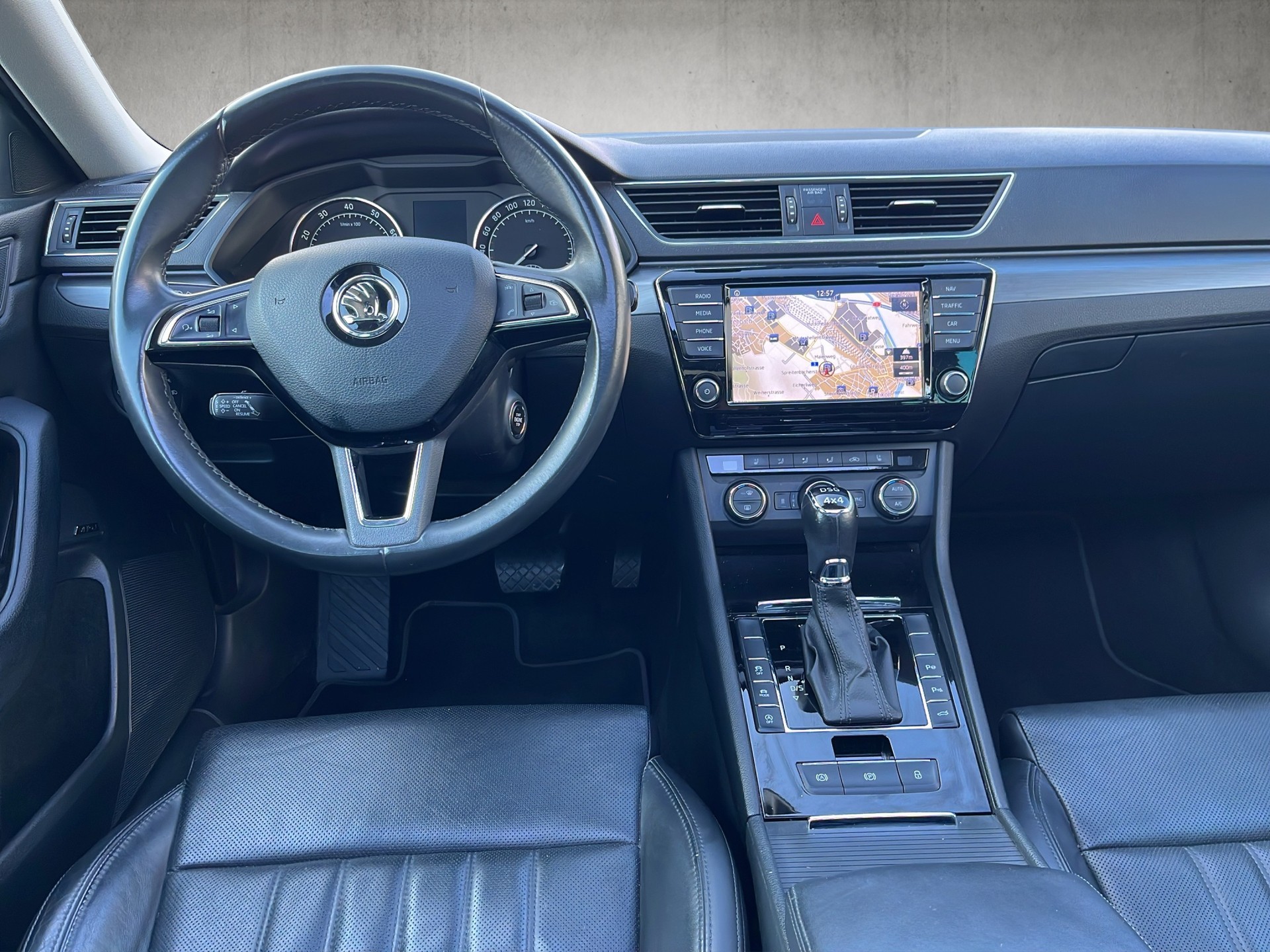 SKODA Superb Combi 2.0 TSI Style DSG 4x4-image-8