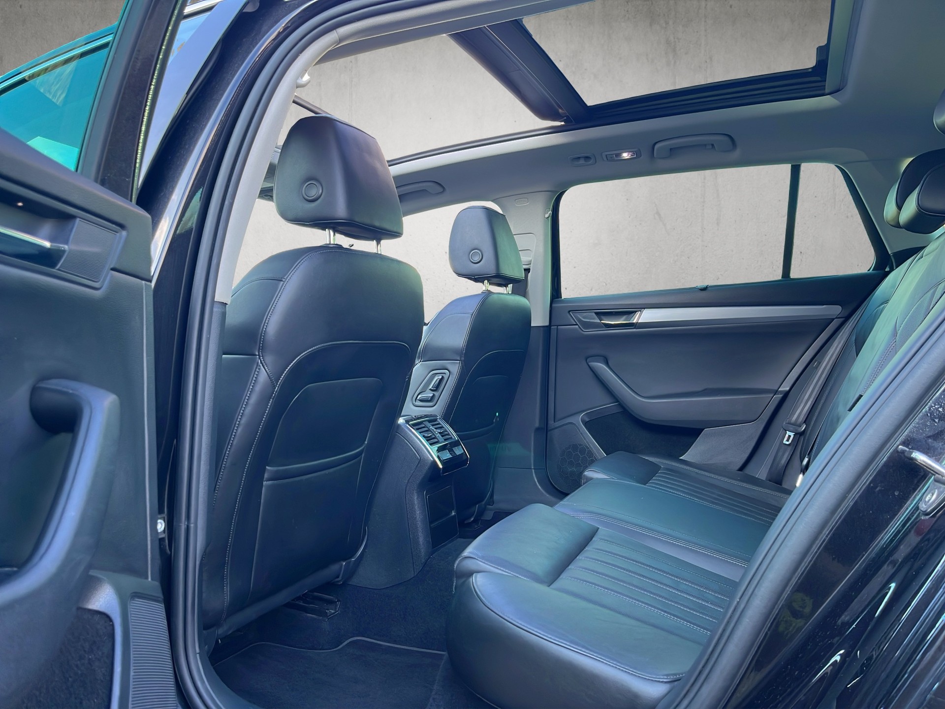 SKODA Superb Combi 2.0 TSI Style DSG 4x4-image-10