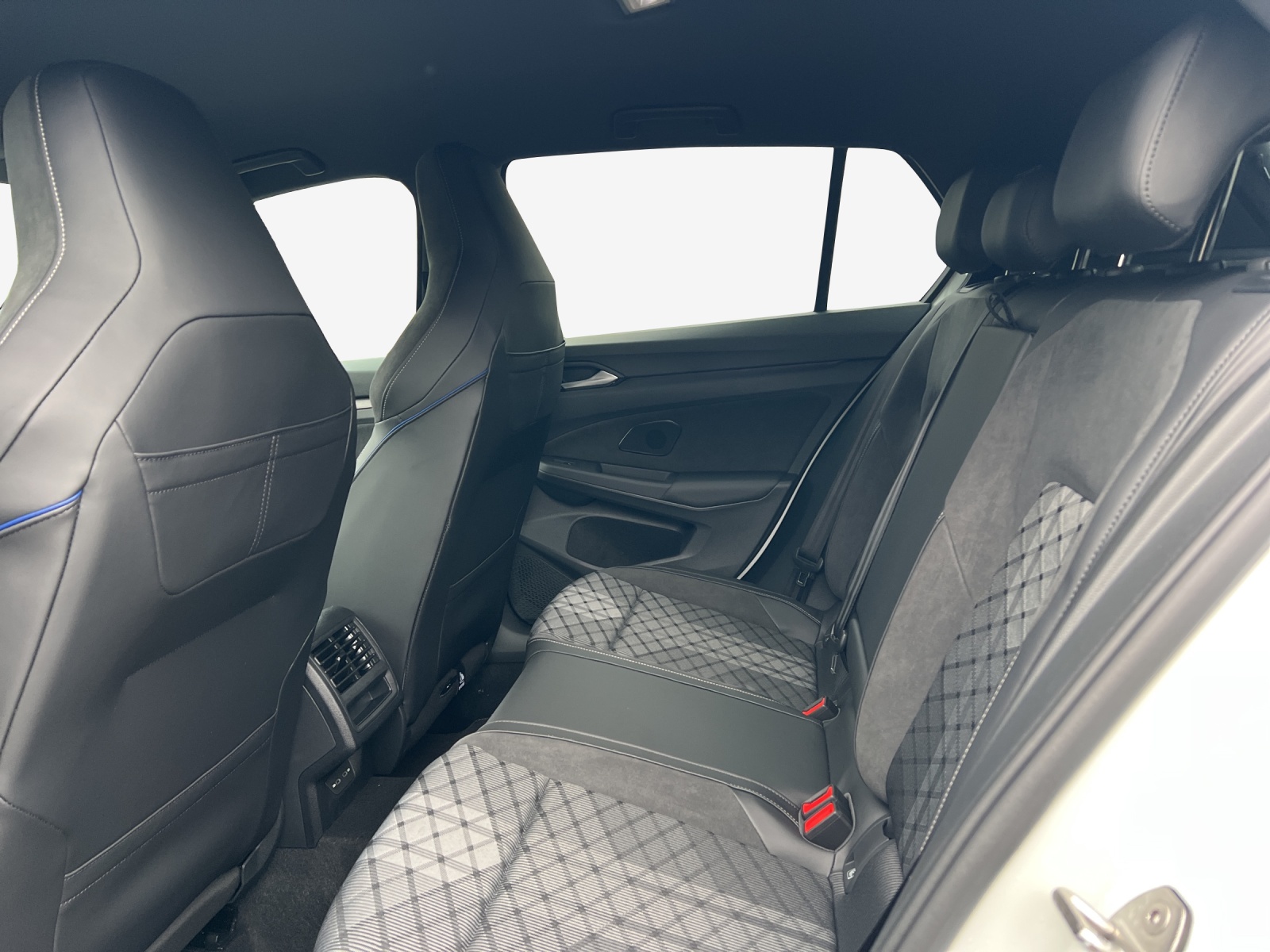 VW Golf 1.5 e TSI mHEV R-Line DSG-image-11