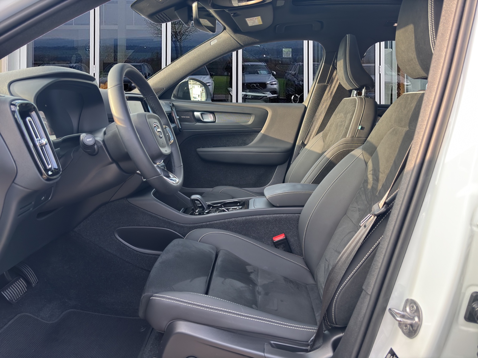 VOLVO XC40 2.0 B4 MH Plus Dark AWD-image-8