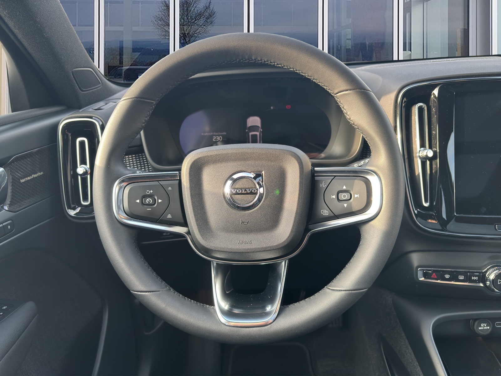 VOLVO XC40 2.0 B4 MH Plus Dark AWD-image-11