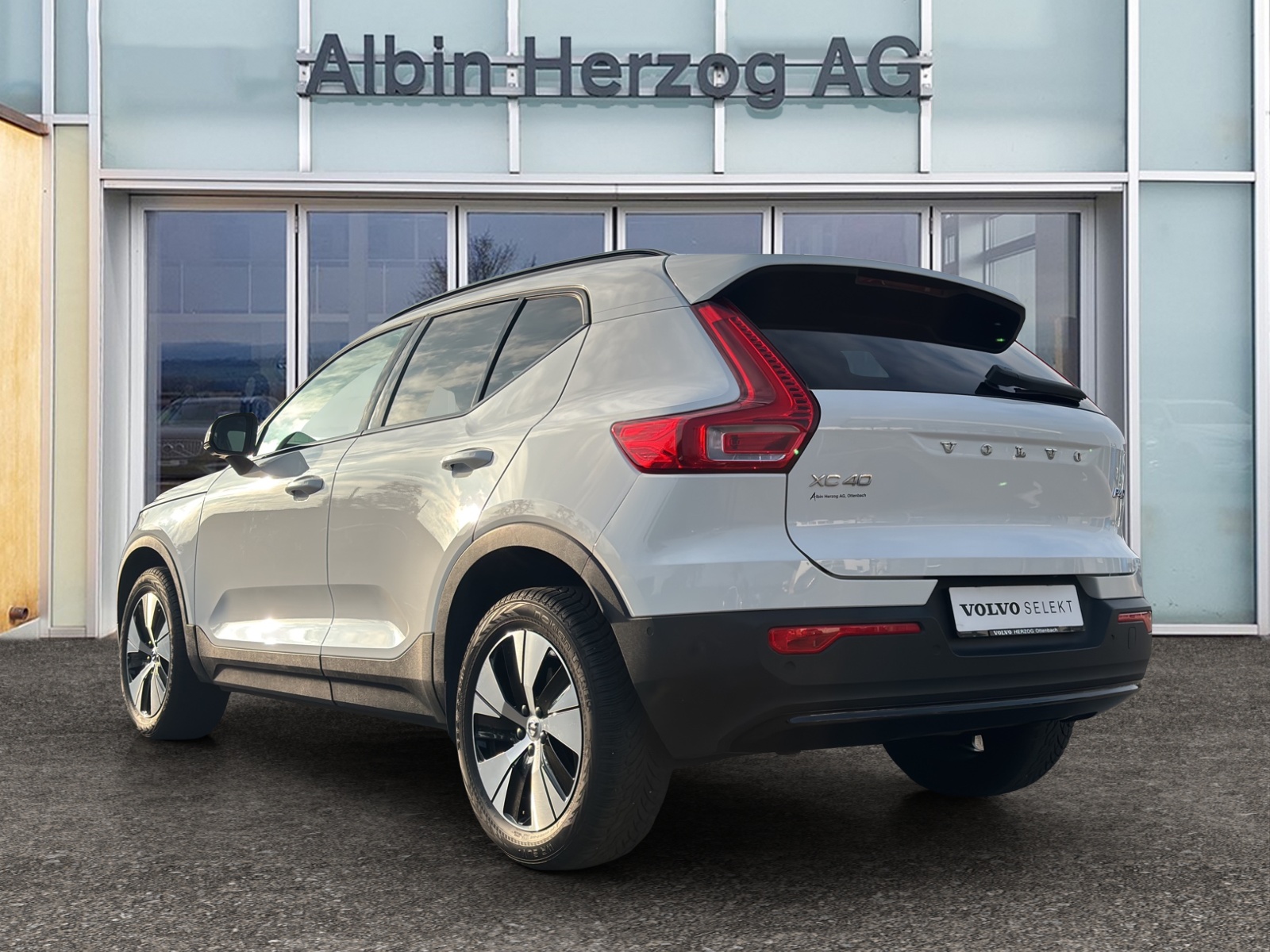 VOLVO XC40 2.0 B4 MH Plus Dark AWD-image-2