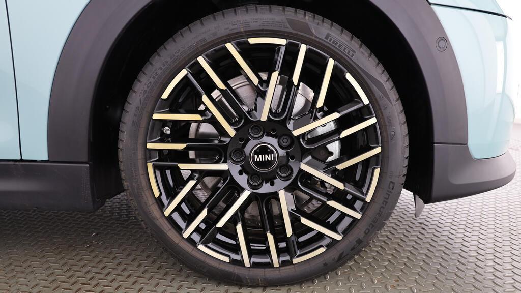 MINI Cooper S Cabrio-image-8
