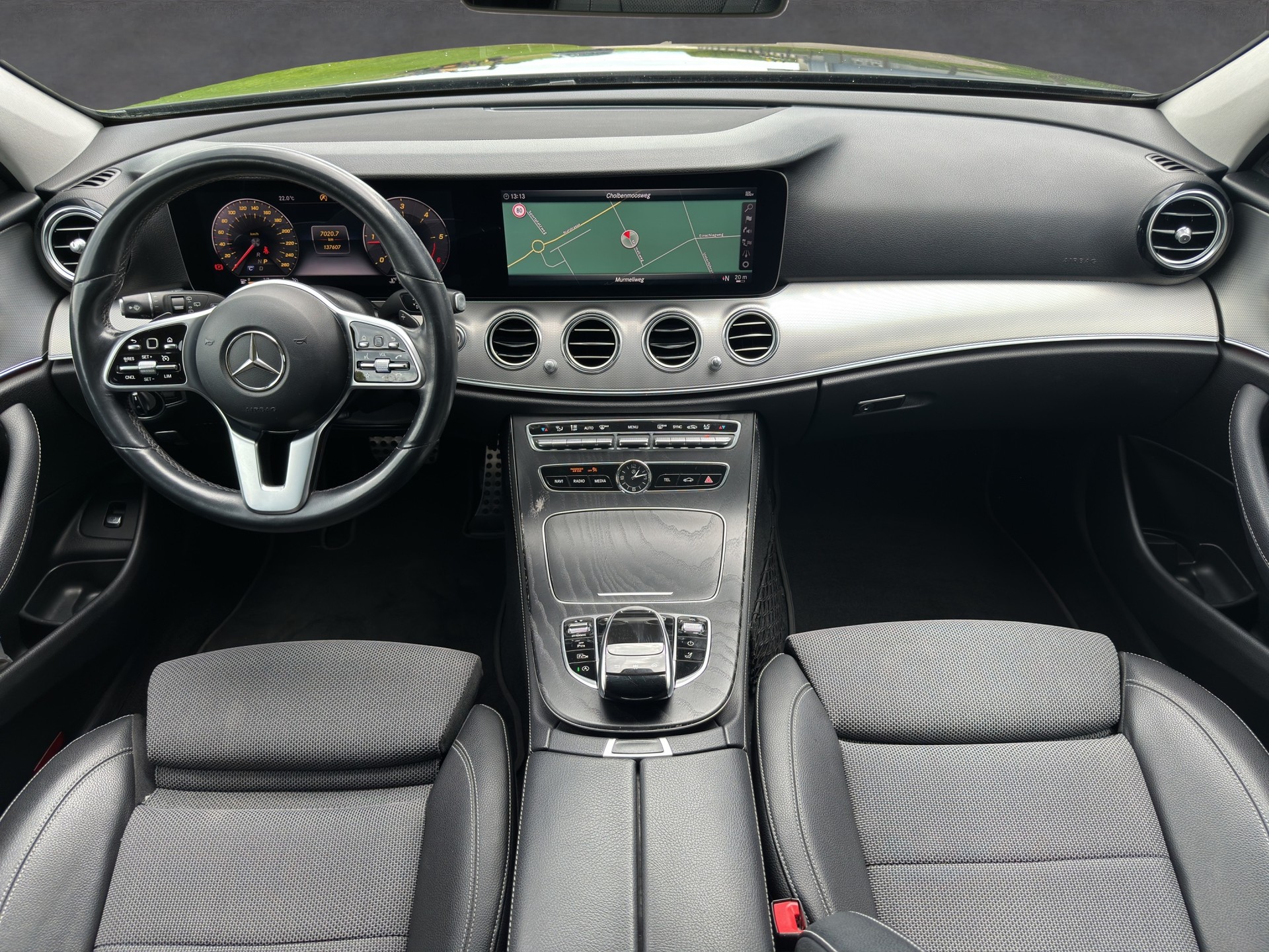 MERCEDES-BENZ E 220 d Avantgarde-image-10