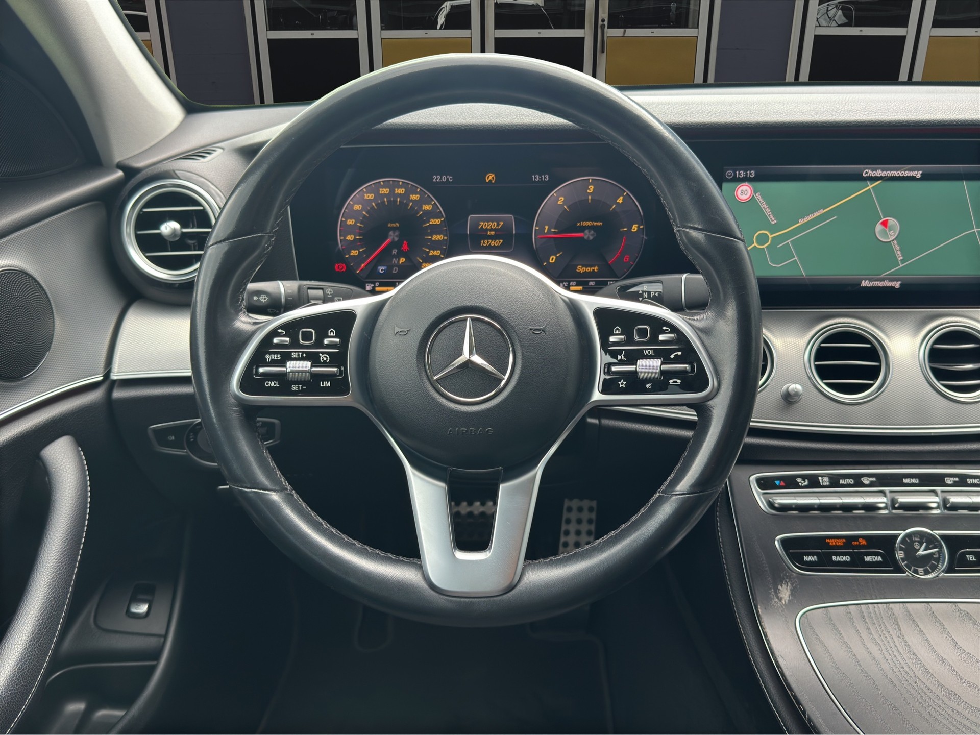 MERCEDES-BENZ E 220 d Avantgarde-image-11