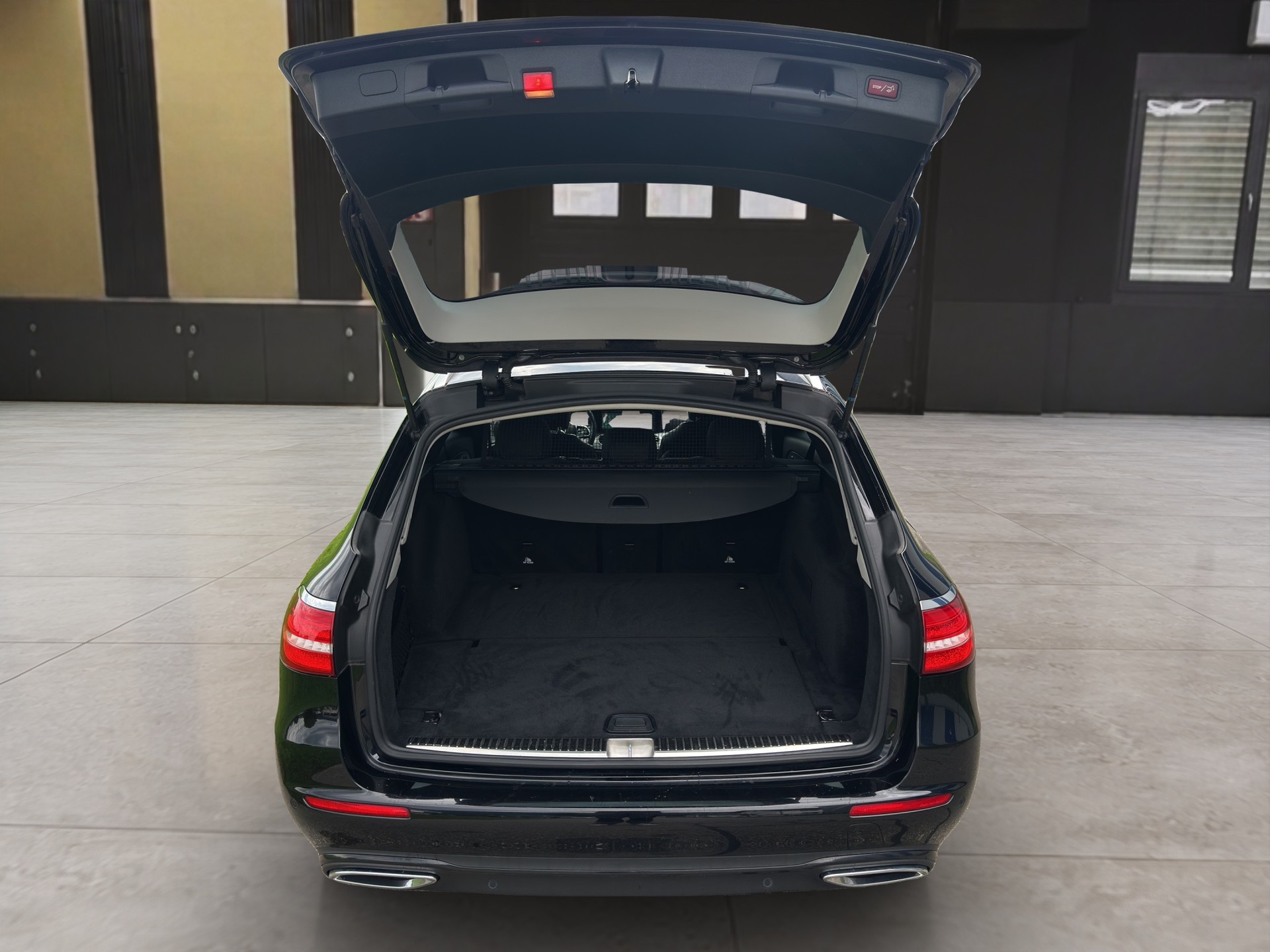 MERCEDES-BENZ E 220 d Avantgarde-image-13