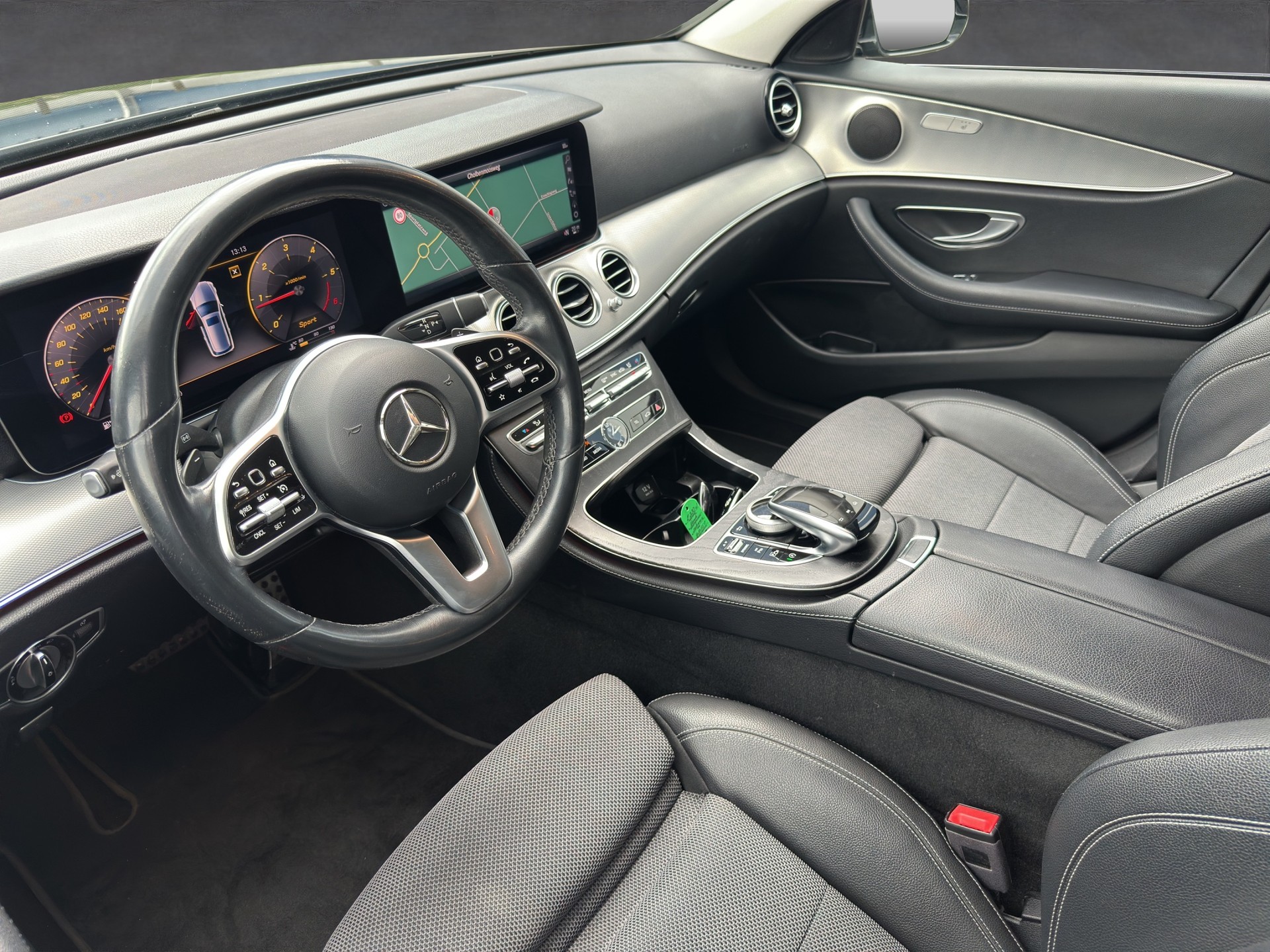MERCEDES-BENZ E 220 d Avantgarde-image-8