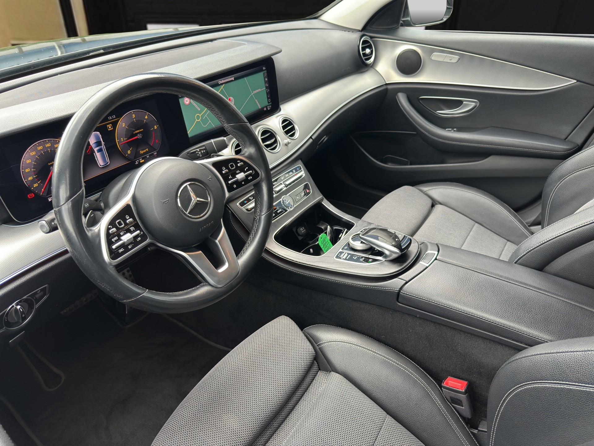 MERCEDES-BENZ E 220 d Avantgarde-image-8