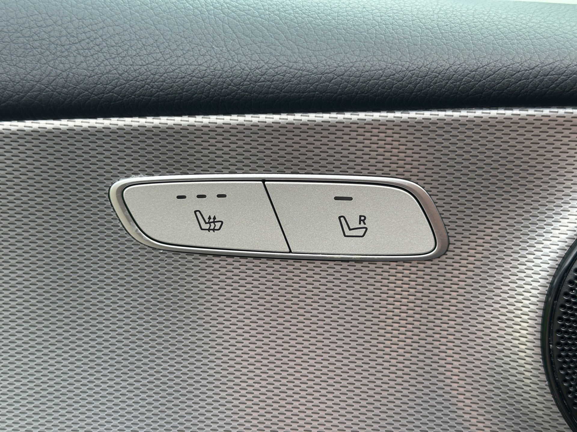 MERCEDES-BENZ E 220 d Avantgarde-image-17