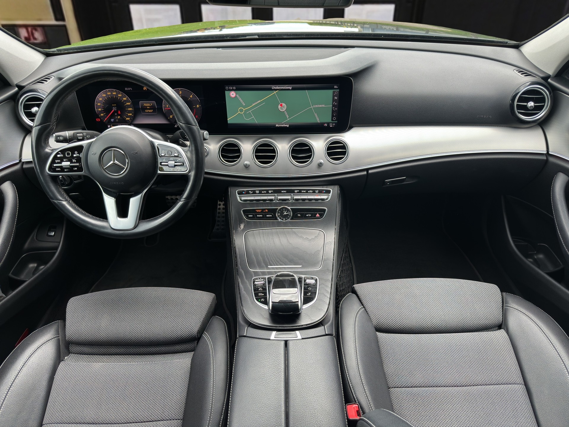 MERCEDES-BENZ E 220 d Avantgarde-image-10