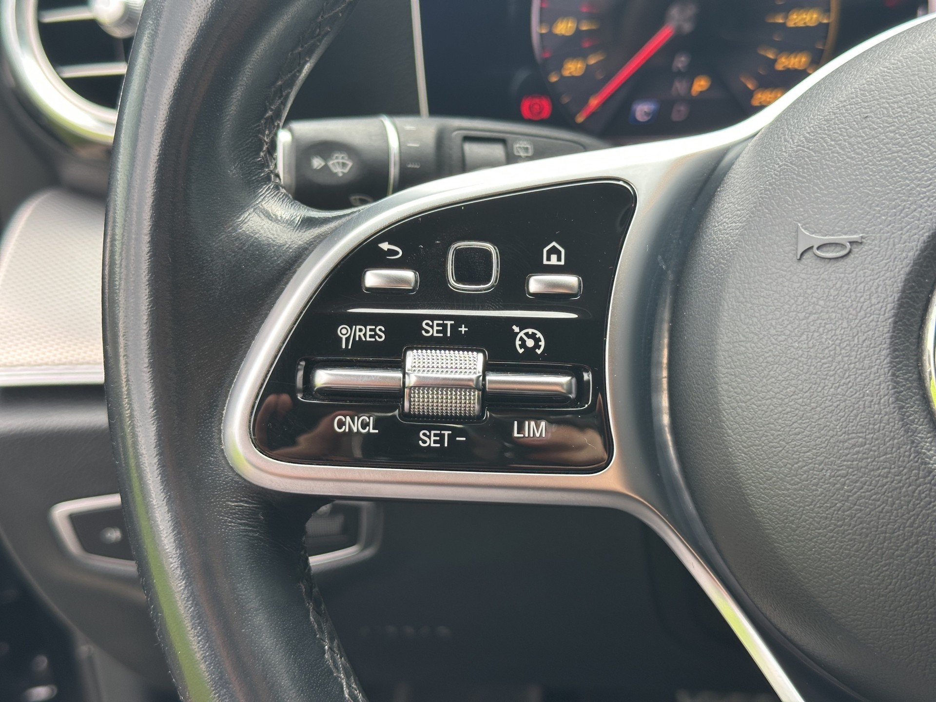 MERCEDES-BENZ E 220 d Avantgarde-image-16