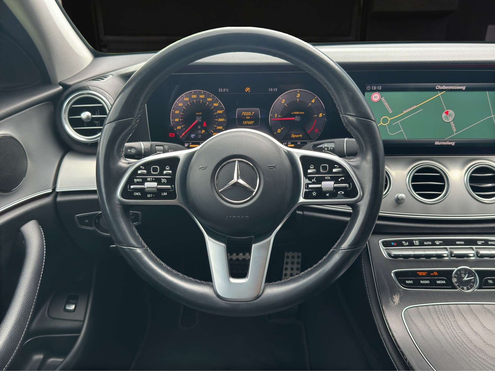 MERCEDES-BENZ E 220 d Avantgarde-image-11