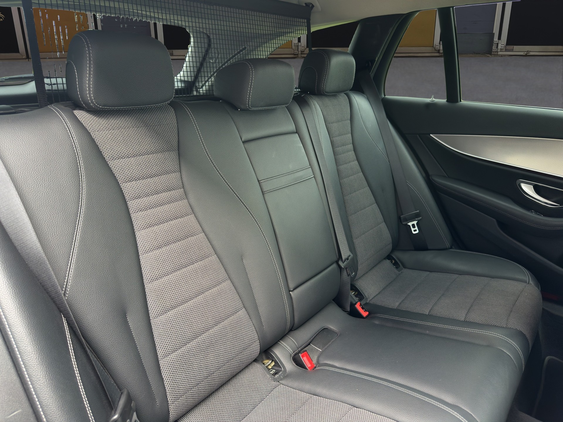 MERCEDES-BENZ E 220 d Avantgarde-image-12