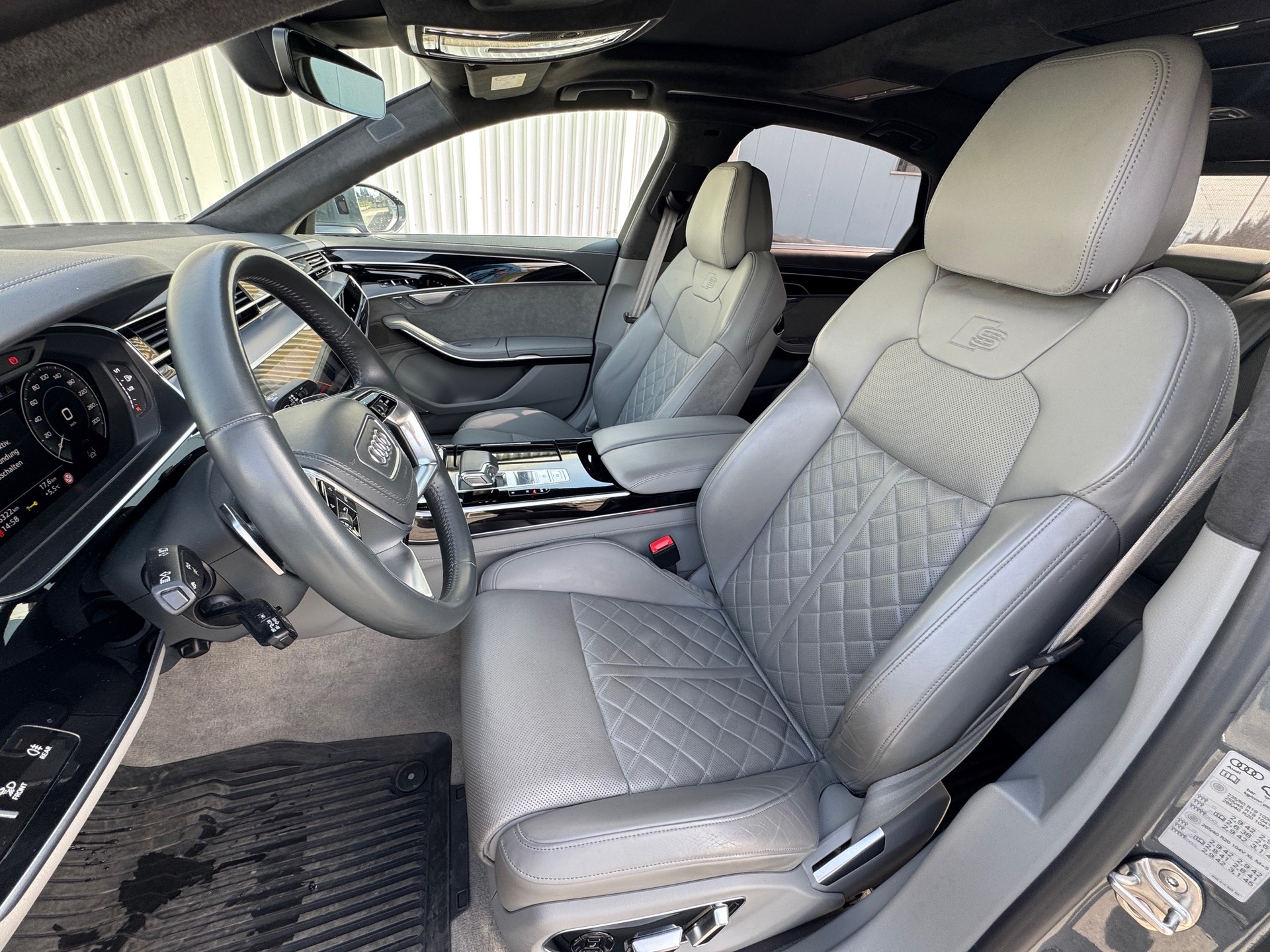 AUDI A8 60 L TFSI e quattro tiptronic-image-11