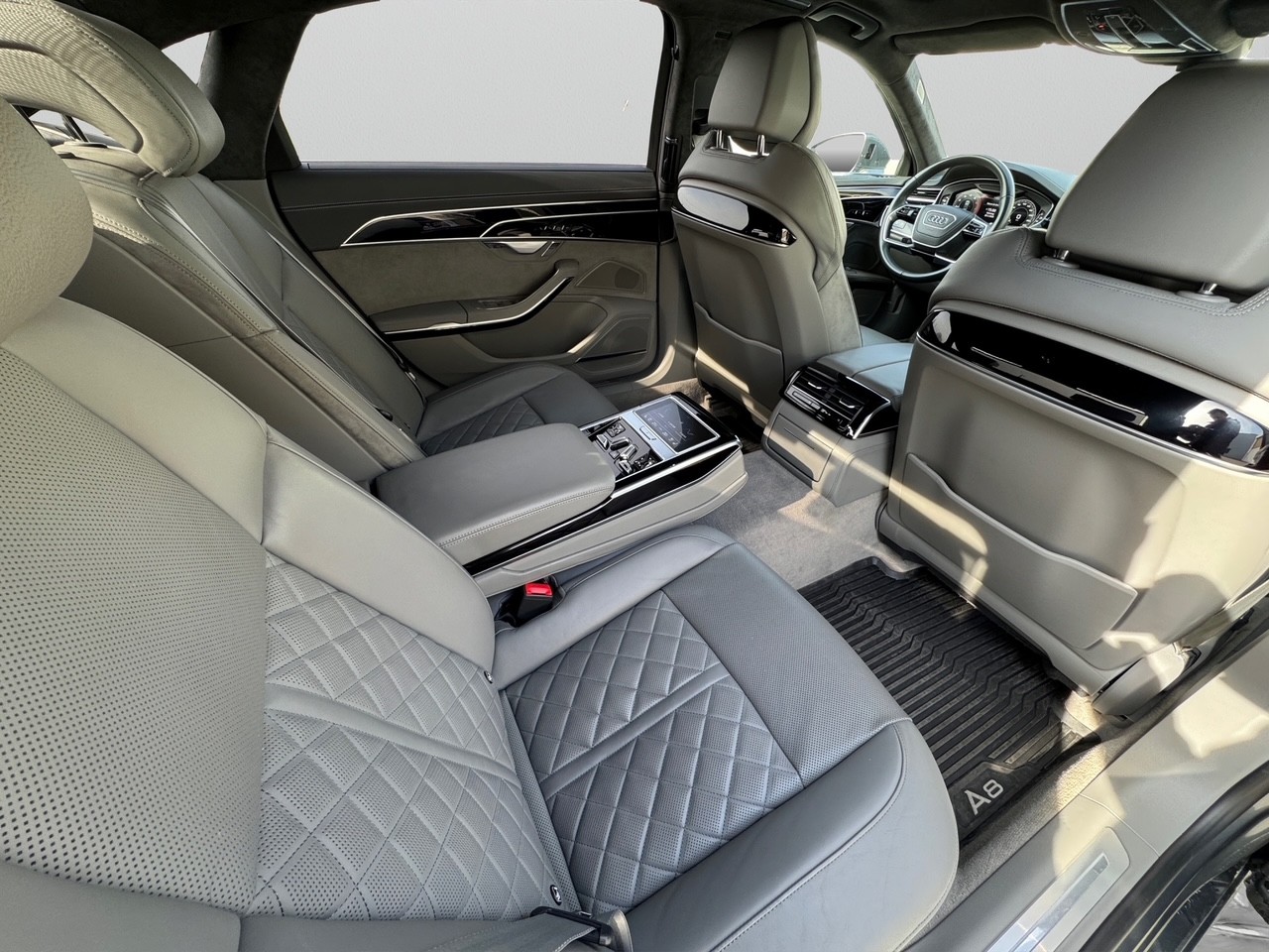 AUDI A8 60 L TFSI e quattro tiptronic-image-10