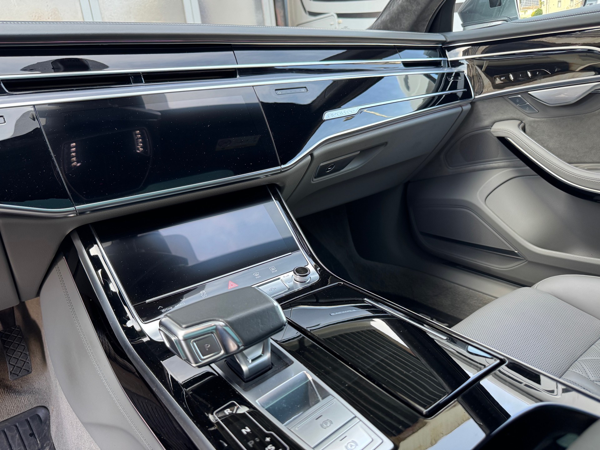 AUDI A8 60 L TFSI e quattro tiptronic-image-31